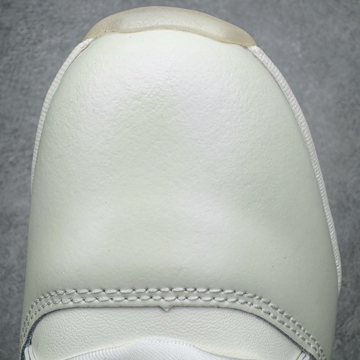 图片[16]-＃KZ神版 Air Jordan AJ11 Retro High 高帮系列 珍珠白 AR0715-110 市场中端王者 耗时半年巨作 全套原纸板楦头开发 确保原汁原味 完美呈现11代版型 此版本只针对中端市场 皮料材质有所更替 其他数据细节工艺流程均保持一致绝不口嗨 细节品控鞋型随意秒杀市面3XX 原楦原档案数据开模打造 原厂中底拉帮钢印 原厂进口漆皮 防冻不开裂 原装鞋撑 水晶大底正确色度色泽 原楦原数据刺绣 原厂车缝走线及对位 毫厘不差 飞人logo采用原数据电脑刺绣 原装正品碳纤维真实碳板 增强抗扭 原内标 原盒标 正确官方原盒 防氧化水晶外底 原厂配套全掌solo气垫 进口港宝加持 后跟自然饱满 全鞋荧光划线卡点 追求极致完美 每一双都是工艺品 多重QC质检 超越公司货的品控标准 实实在在的免检产品 尺码：36 36.5 37.5 38 38.5 39 40 40.5 41 42 42.5 43 44 44.5 45 46 47.5-选品中心