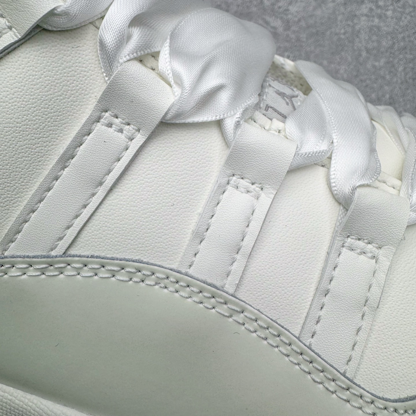 图片[20]-＃KZ神版 Air Jordan AJ11 Retro High 高帮系列 珍珠白 AR0715-110 市场中端王者 耗时半年巨作 全套原纸板楦头开发 确保原汁原味 完美呈现11代版型 此版本只针对中端市场 皮料材质有所更替 其他数据细节工艺流程均保持一致绝不口嗨 细节品控鞋型随意秒杀市面3XX 原楦原档案数据开模打造 原厂中底拉帮钢印 原厂进口漆皮 防冻不开裂 原装鞋撑 水晶大底正确色度色泽 原楦原数据刺绣 原厂车缝走线及对位 毫厘不差 飞人logo采用原数据电脑刺绣 原装正品碳纤维真实碳板 增强抗扭 原内标 原盒标 正确官方原盒 防氧化水晶外底 原厂配套全掌solo气垫 进口港宝加持 后跟自然饱满 全鞋荧光划线卡点 追求极致完美 每一双都是工艺品 多重QC质检 超越公司货的品控标准 实实在在的免检产品 尺码：36 36.5 37.5 38 38.5 39 40 40.5 41 42 42.5 43 44 44.5 45 46 47.5-选品中心