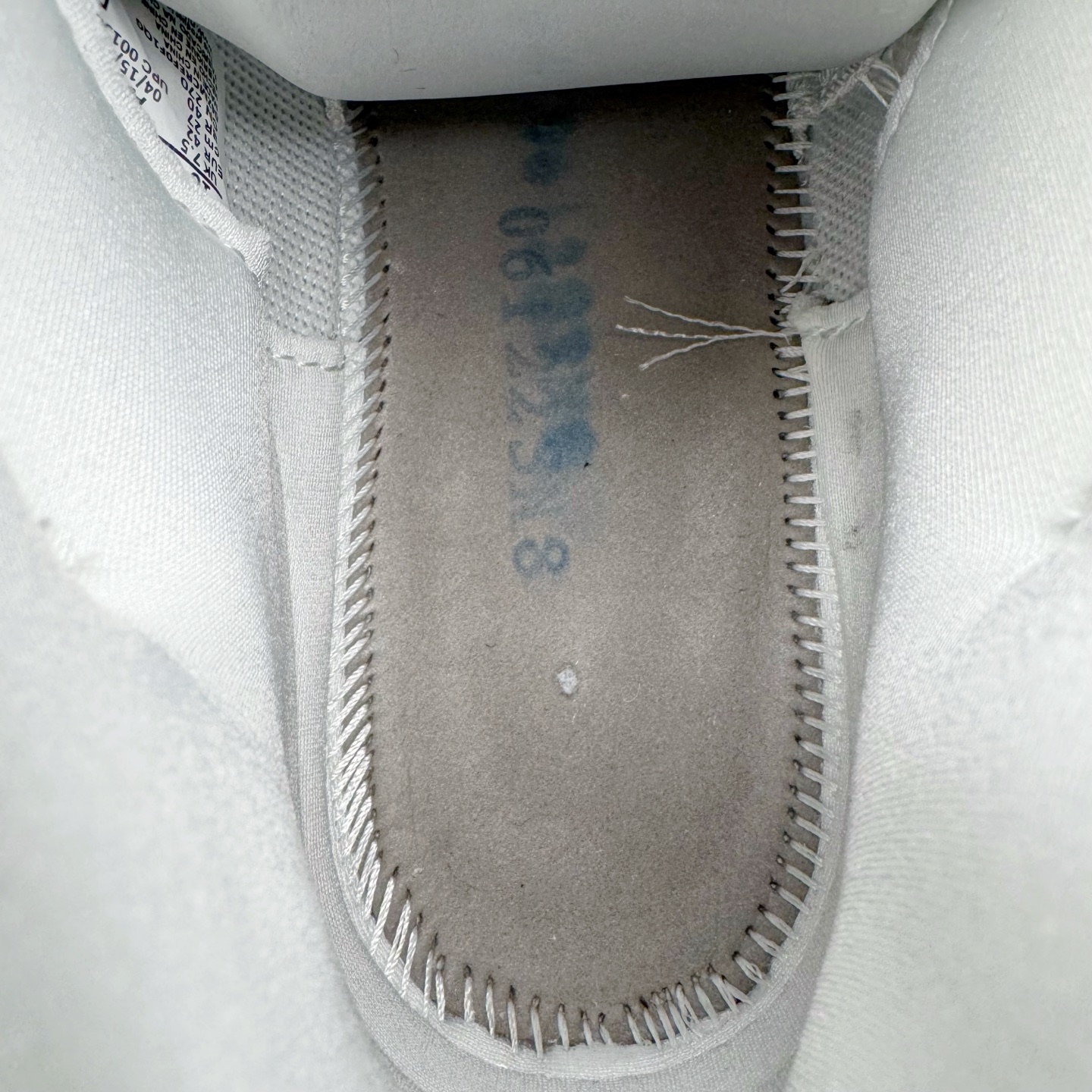 图片[10]-＃KZ神版 Air Jordan AJ11 Retro High 高帮系列 珍珠白 AR0715-110 市场中端王者 耗时半年巨作 全套原纸板楦头开发 确保原汁原味 完美呈现11代版型 此版本只针对中端市场 皮料材质有所更替 其他数据细节工艺流程均保持一致绝不口嗨 细节品控鞋型随意秒杀市面3XX 原楦原档案数据开模打造 原厂中底拉帮钢印 原厂进口漆皮 防冻不开裂 原装鞋撑 水晶大底正确色度色泽 原楦原数据刺绣 原厂车缝走线及对位 毫厘不差 飞人logo采用原数据电脑刺绣 原装正品碳纤维真实碳板 增强抗扭 原内标 原盒标 正确官方原盒 防氧化水晶外底 原厂配套全掌solo气垫 进口港宝加持 后跟自然饱满 全鞋荧光划线卡点 追求极致完美 每一双都是工艺品 多重QC质检 超越公司货的品控标准 实实在在的免检产品 尺码：36 36.5 37.5 38 38.5 39 40 40.5 41 42 42.5 43 44 44.5 45 46 47.5-选品中心