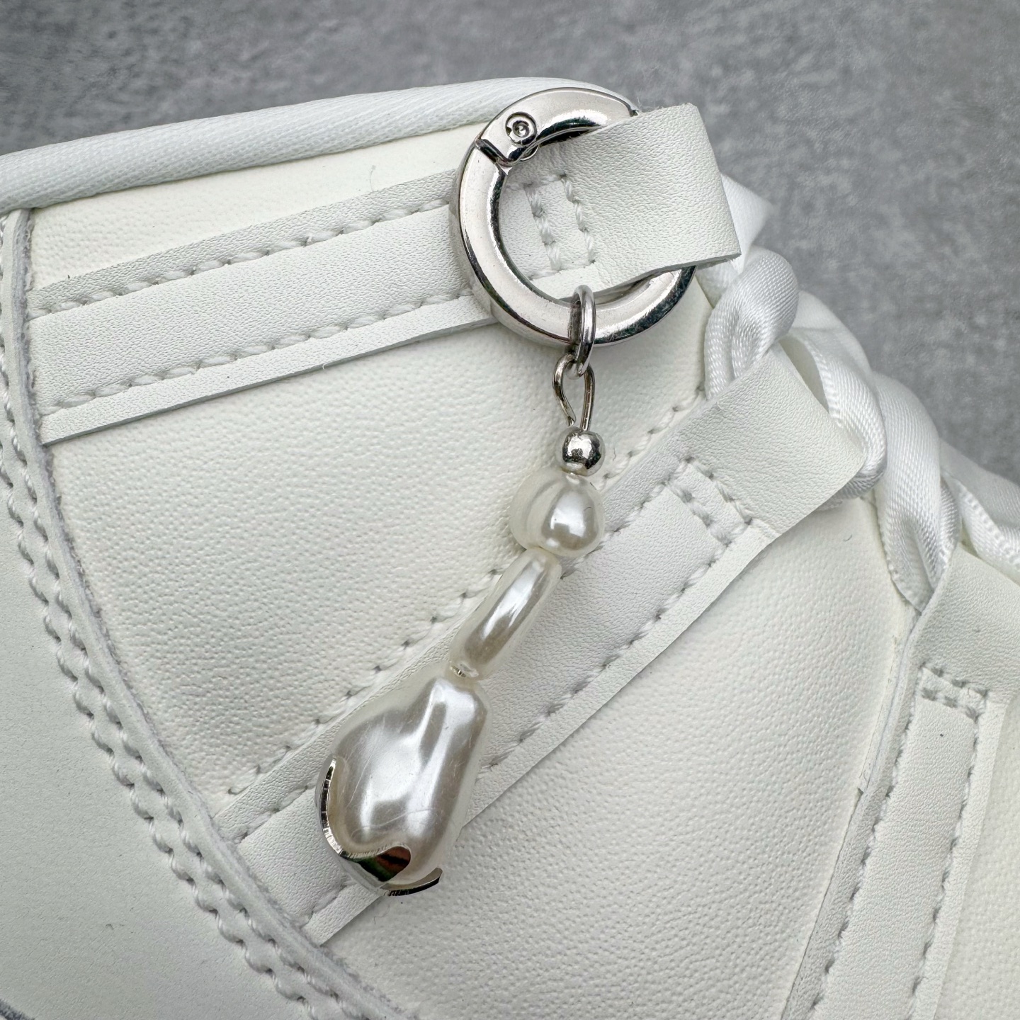 图片[21]-＃KZ神版 Air Jordan AJ11 Retro High 高帮系列 珍珠白 AR0715-110 市场中端王者 耗时半年巨作 全套原纸板楦头开发 确保原汁原味 完美呈现11代版型 此版本只针对中端市场 皮料材质有所更替 其他数据细节工艺流程均保持一致绝不口嗨 细节品控鞋型随意秒杀市面3XX 原楦原档案数据开模打造 原厂中底拉帮钢印 原厂进口漆皮 防冻不开裂 原装鞋撑 水晶大底正确色度色泽 原楦原数据刺绣 原厂车缝走线及对位 毫厘不差 飞人logo采用原数据电脑刺绣 原装正品碳纤维真实碳板 增强抗扭 原内标 原盒标 正确官方原盒 防氧化水晶外底 原厂配套全掌solo气垫 进口港宝加持 后跟自然饱满 全鞋荧光划线卡点 追求极致完美 每一双都是工艺品 多重QC质检 超越公司货的品控标准 实实在在的免检产品 尺码：36 36.5 37.5 38 38.5 39 40 40.5 41 42 42.5 43 44 44.5 45 46 47.5-选品中心