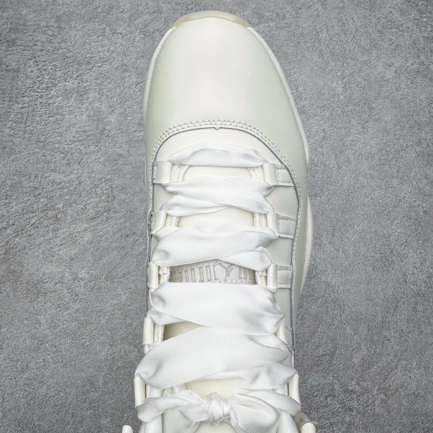 图片[4]-＃KZ神版 Air Jordan AJ11 Retro High 高帮系列 珍珠白 AR0715-110 市场中端王者 耗时半年巨作 全套原纸板楦头开发 确保原汁原味 完美呈现11代版型 此版本只针对中端市场 皮料材质有所更替 其他数据细节工艺流程均保持一致绝不口嗨 细节品控鞋型随意秒杀市面3XX 原楦原档案数据开模打造 原厂中底拉帮钢印 原厂进口漆皮 防冻不开裂 原装鞋撑 水晶大底正确色度色泽 原楦原数据刺绣 原厂车缝走线及对位 毫厘不差 飞人logo采用原数据电脑刺绣 原装正品碳纤维真实碳板 增强抗扭 原内标 原盒标 正确官方原盒 防氧化水晶外底 原厂配套全掌solo气垫 进口港宝加持 后跟自然饱满 全鞋荧光划线卡点 追求极致完美 每一双都是工艺品 多重QC质检 超越公司货的品控标准 实实在在的免检产品 尺码：36 36.5 37.5 38 38.5 39 40 40.5 41 42 42.5 43 44 44.5 45 46 47.5-选品中心