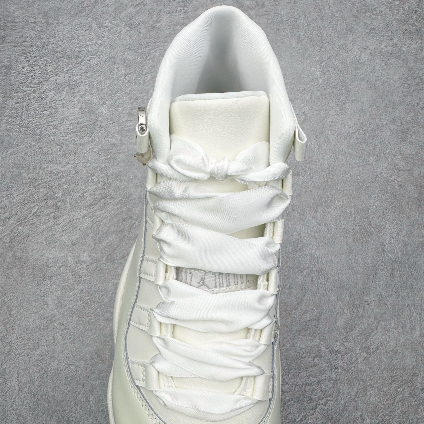 图片[5]-＃KZ神版 Air Jordan AJ11 Retro High 高帮系列 珍珠白 AR0715-110 市场中端王者 耗时半年巨作 全套原纸板楦头开发 确保原汁原味 完美呈现11代版型 此版本只针对中端市场 皮料材质有所更替 其他数据细节工艺流程均保持一致绝不口嗨 细节品控鞋型随意秒杀市面3XX 原楦原档案数据开模打造 原厂中底拉帮钢印 原厂进口漆皮 防冻不开裂 原装鞋撑 水晶大底正确色度色泽 原楦原数据刺绣 原厂车缝走线及对位 毫厘不差 飞人logo采用原数据电脑刺绣 原装正品碳纤维真实碳板 增强抗扭 原内标 原盒标 正确官方原盒 防氧化水晶外底 原厂配套全掌solo气垫 进口港宝加持 后跟自然饱满 全鞋荧光划线卡点 追求极致完美 每一双都是工艺品 多重QC质检 超越公司货的品控标准 实实在在的免检产品 尺码：36 36.5 37.5 38 38.5 39 40 40.5 41 42 42.5 43 44 44.5 45 46 47.5-选品中心