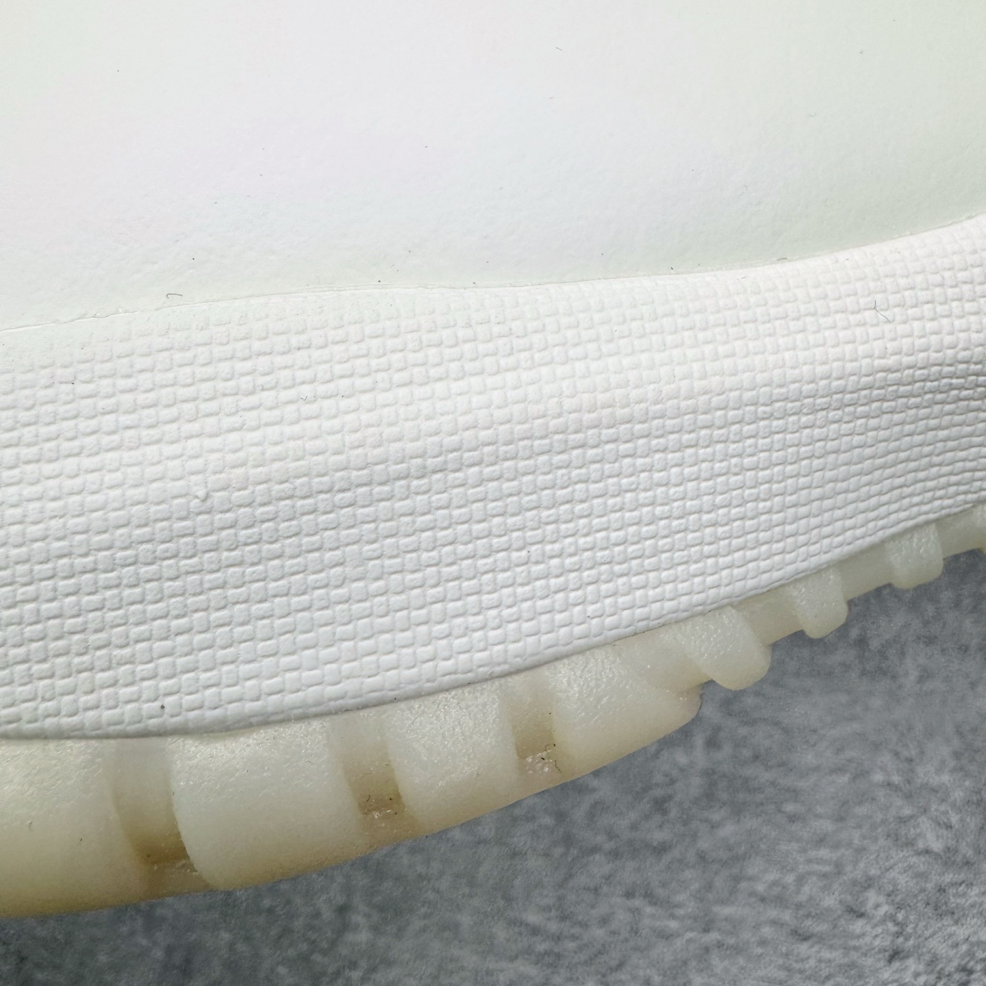 图片[19]-＃KZ神版 Air Jordan AJ11 Retro High 高帮系列 珍珠白 AR0715-110 市场中端王者 耗时半年巨作 全套原纸板楦头开发 确保原汁原味 完美呈现11代版型 此版本只针对中端市场 皮料材质有所更替 其他数据细节工艺流程均保持一致绝不口嗨 细节品控鞋型随意秒杀市面3XX 原楦原档案数据开模打造 原厂中底拉帮钢印 原厂进口漆皮 防冻不开裂 原装鞋撑 水晶大底正确色度色泽 原楦原数据刺绣 原厂车缝走线及对位 毫厘不差 飞人logo采用原数据电脑刺绣 原装正品碳纤维真实碳板 增强抗扭 原内标 原盒标 正确官方原盒 防氧化水晶外底 原厂配套全掌solo气垫 进口港宝加持 后跟自然饱满 全鞋荧光划线卡点 追求极致完美 每一双都是工艺品 多重QC质检 超越公司货的品控标准 实实在在的免检产品 尺码：36 36.5 37.5 38 38.5 39 40 40.5 41 42 42.5 43 44 44.5 45 46 47.5-选品中心