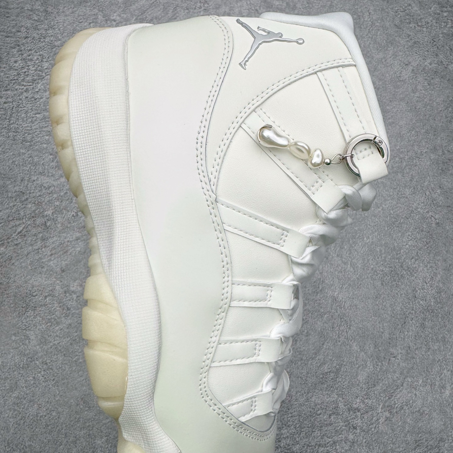 图片[6]-＃KZ神版 Air Jordan AJ11 Retro High 高帮系列 珍珠白 AR0715-110 市场中端王者 耗时半年巨作 全套原纸板楦头开发 确保原汁原味 完美呈现11代版型 此版本只针对中端市场 皮料材质有所更替 其他数据细节工艺流程均保持一致绝不口嗨 细节品控鞋型随意秒杀市面3XX 原楦原档案数据开模打造 原厂中底拉帮钢印 原厂进口漆皮 防冻不开裂 原装鞋撑 水晶大底正确色度色泽 原楦原数据刺绣 原厂车缝走线及对位 毫厘不差 飞人logo采用原数据电脑刺绣 原装正品碳纤维真实碳板 增强抗扭 原内标 原盒标 正确官方原盒 防氧化水晶外底 原厂配套全掌solo气垫 进口港宝加持 后跟自然饱满 全鞋荧光划线卡点 追求极致完美 每一双都是工艺品 多重QC质检 超越公司货的品控标准 实实在在的免检产品 尺码：36 36.5 37.5 38 38.5 39 40 40.5 41 42 42.5 43 44 44.5 45 46 47.5-选品中心