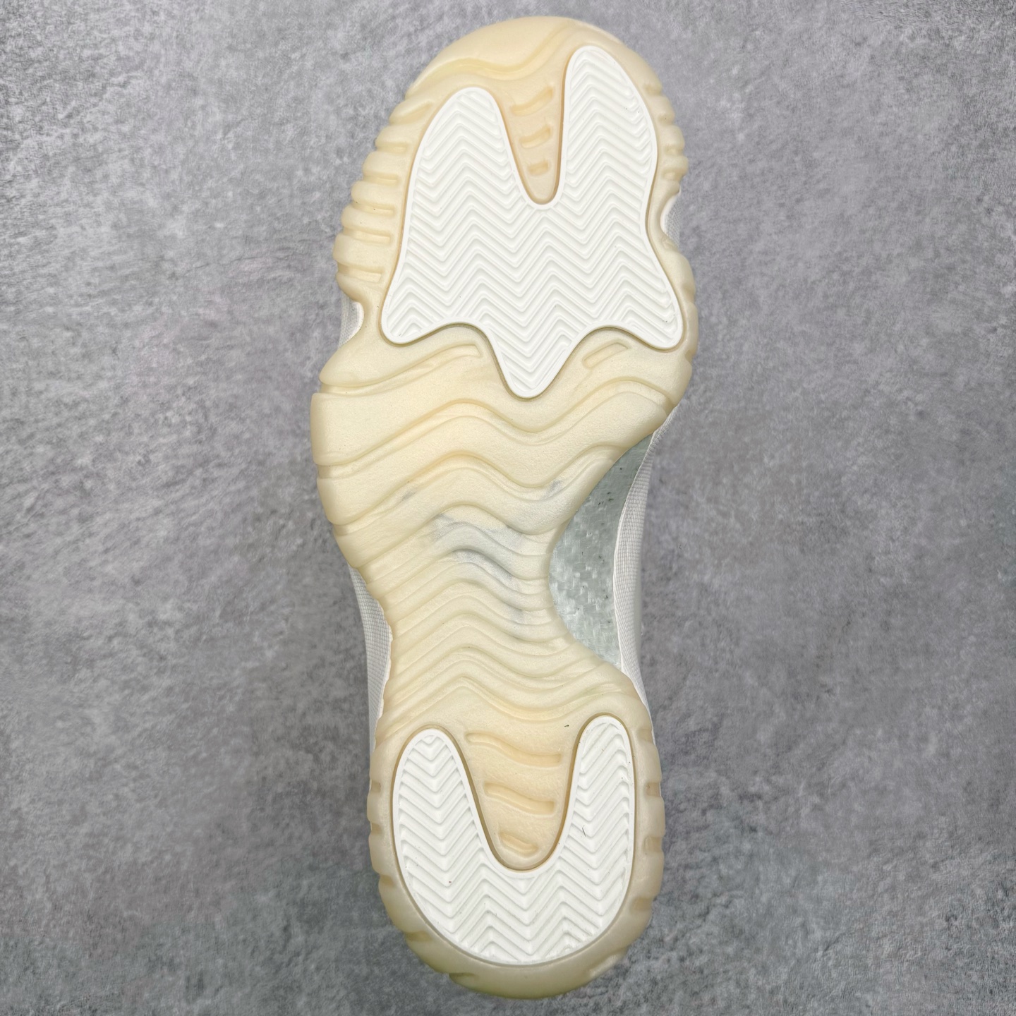 图片[9]-＃KZ神版 Air Jordan AJ11 Retro High 高帮系列 珍珠白 AR0715-110 市场中端王者 耗时半年巨作 全套原纸板楦头开发 确保原汁原味 完美呈现11代版型 此版本只针对中端市场 皮料材质有所更替 其他数据细节工艺流程均保持一致绝不口嗨 细节品控鞋型随意秒杀市面3XX 原楦原档案数据开模打造 原厂中底拉帮钢印 原厂进口漆皮 防冻不开裂 原装鞋撑 水晶大底正确色度色泽 原楦原数据刺绣 原厂车缝走线及对位 毫厘不差 飞人logo采用原数据电脑刺绣 原装正品碳纤维真实碳板 增强抗扭 原内标 原盒标 正确官方原盒 防氧化水晶外底 原厂配套全掌solo气垫 进口港宝加持 后跟自然饱满 全鞋荧光划线卡点 追求极致完美 每一双都是工艺品 多重QC质检 超越公司货的品控标准 实实在在的免检产品 尺码：36 36.5 37.5 38 38.5 39 40 40.5 41 42 42.5 43 44 44.5 45 46 47.5-选品中心