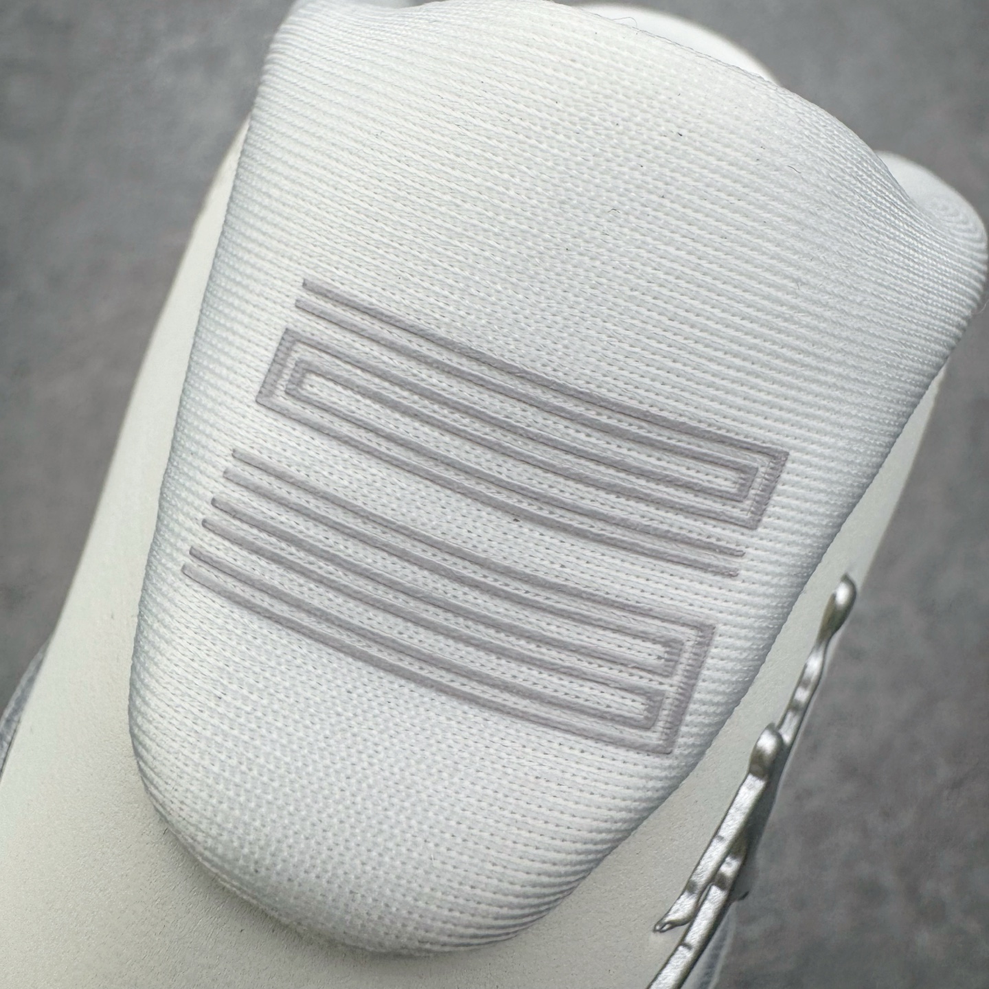 图片[13]-＃KZ神版 Air Jordan AJ11 Retro High 高帮系列 珍珠白 AR0715-110 市场中端王者 耗时半年巨作 全套原纸板楦头开发 确保原汁原味 完美呈现11代版型 此版本只针对中端市场 皮料材质有所更替 其他数据细节工艺流程均保持一致绝不口嗨 细节品控鞋型随意秒杀市面3XX 原楦原档案数据开模打造 原厂中底拉帮钢印 原厂进口漆皮 防冻不开裂 原装鞋撑 水晶大底正确色度色泽 原楦原数据刺绣 原厂车缝走线及对位 毫厘不差 飞人logo采用原数据电脑刺绣 原装正品碳纤维真实碳板 增强抗扭 原内标 原盒标 正确官方原盒 防氧化水晶外底 原厂配套全掌solo气垫 进口港宝加持 后跟自然饱满 全鞋荧光划线卡点 追求极致完美 每一双都是工艺品 多重QC质检 超越公司货的品控标准 实实在在的免检产品 尺码：36 36.5 37.5 38 38.5 39 40 40.5 41 42 42.5 43 44 44.5 45 46 47.5-选品中心