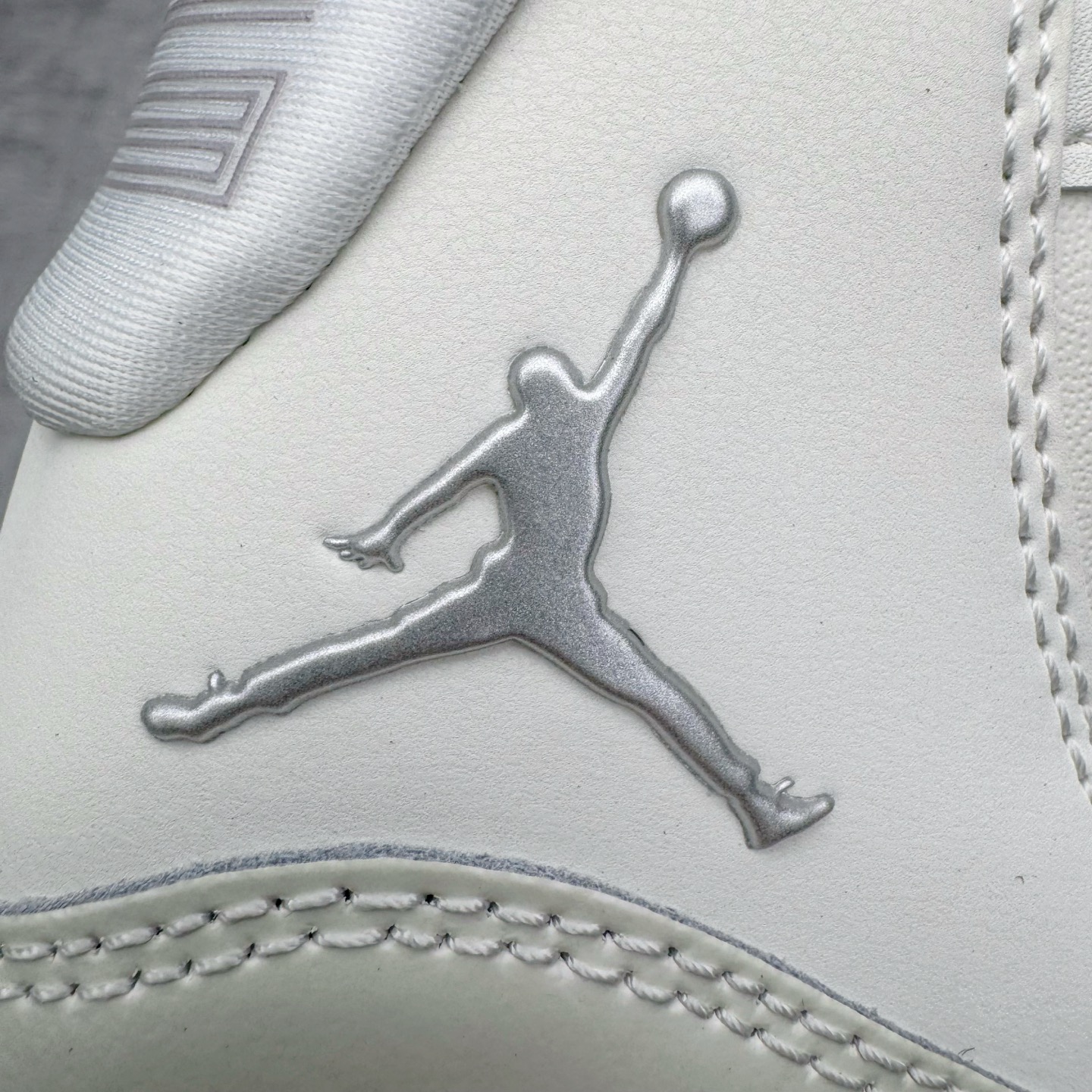 图片[18]-＃KZ神版 Air Jordan AJ11 Retro High 高帮系列 珍珠白 AR0715-110 市场中端王者 耗时半年巨作 全套原纸板楦头开发 确保原汁原味 完美呈现11代版型 此版本只针对中端市场 皮料材质有所更替 其他数据细节工艺流程均保持一致绝不口嗨 细节品控鞋型随意秒杀市面3XX 原楦原档案数据开模打造 原厂中底拉帮钢印 原厂进口漆皮 防冻不开裂 原装鞋撑 水晶大底正确色度色泽 原楦原数据刺绣 原厂车缝走线及对位 毫厘不差 飞人logo采用原数据电脑刺绣 原装正品碳纤维真实碳板 增强抗扭 原内标 原盒标 正确官方原盒 防氧化水晶外底 原厂配套全掌solo气垫 进口港宝加持 后跟自然饱满 全鞋荧光划线卡点 追求极致完美 每一双都是工艺品 多重QC质检 超越公司货的品控标准 实实在在的免检产品 尺码：36 36.5 37.5 38 38.5 39 40 40.5 41 42 42.5 43 44 44.5 45 46 47.5-选品中心