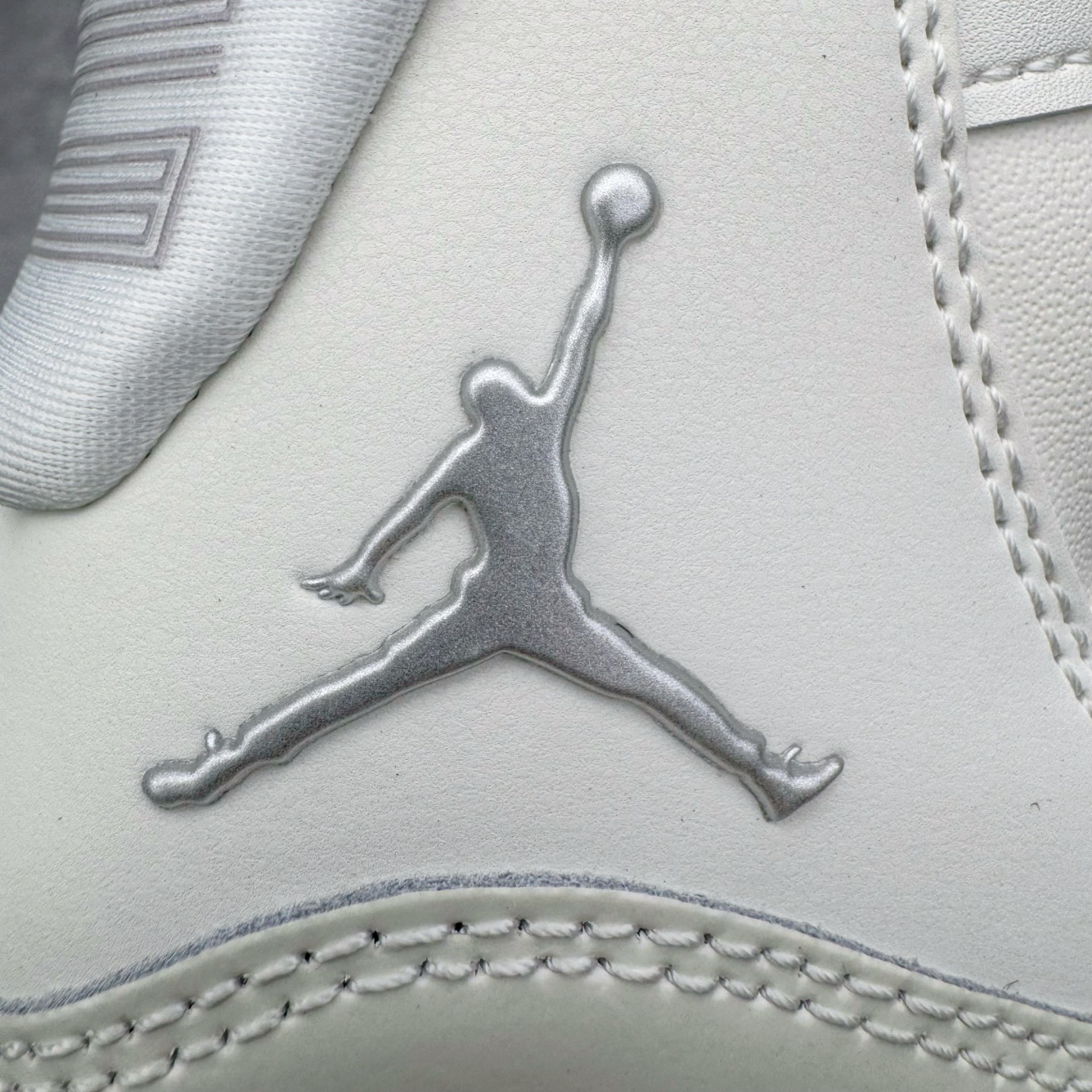 图片[12]-＃KZ神版 Air Jordan AJ11 Retro High 高帮系列 珍珠白 AR0715-110 市场中端王者 耗时半年巨作 全套原纸板楦头开发 确保原汁原味 完美呈现11代版型 此版本只针对中端市场 皮料材质有所更替 其他数据细节工艺流程均保持一致绝不口嗨 细节品控鞋型随意秒杀市面3XX 原楦原档案数据开模打造 原厂中底拉帮钢印 原厂进口漆皮 防冻不开裂 原装鞋撑 水晶大底正确色度色泽 原楦原数据刺绣 原厂车缝走线及对位 毫厘不差 飞人logo采用原数据电脑刺绣 原装正品碳纤维真实碳板 增强抗扭 原内标 原盒标 正确官方原盒 防氧化水晶外底 原厂配套全掌solo气垫 进口港宝加持 后跟自然饱满 全鞋荧光划线卡点 追求极致完美 每一双都是工艺品 多重QC质检 超越公司货的品控标准 实实在在的免检产品 尺码：36 36.5 37.5 38 38.5 39 40 40.5 41 42 42.5 43 44 44.5 45 46 47.5-选品中心