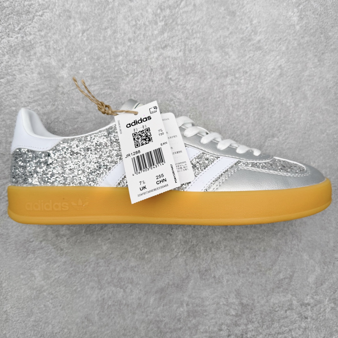 AD Gazelle Indoor Trainers 羚羊内训系列低帮复古百搭休闲运动德训风板鞋 JR1288 90年代经典的复刻版！自60年代以足球训练鞋面世以来,Gazelle就以其经典设计席卷全球。1991年版本的复刻,再造经典Gazelle。采用皮革打造,搭配浊色细节,让这款经典更加简约。尺码：36 36⅔ 37⅓ 38 38⅔ 39⅓ 40 40⅔ 41⅓ 42 42⅔ 43⅓ 44⅓ 44⅔ 45-选品中心