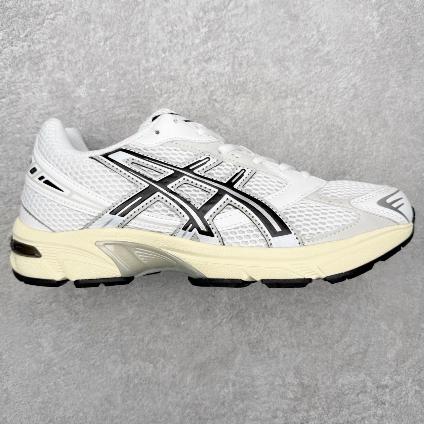 Asics Gel-1130 亚瑟士系列低帮复古休闲运动慢跑鞋 整双鞋在鞋面部分选用网眼布与皮革相互连接，在鞋面银色金属质感的线条中，ASICS 品牌标志性的虎爪 Logo 出现在鞋身侧面，既展现出复古美感，又加深了整双鞋的层次感。搭载着 Ortholite 鞋垫，之后再辅以 GEL 缓震胶中底和耐磨大底，在提升上脚舒适性的同时，在缓震脚感以及耐磨抓地力方面也能满足日常运动需求。尺码：36 37 37.5 38 39.5 40 40.5 41.5 42 42.5 43.5 44 45-选品中心