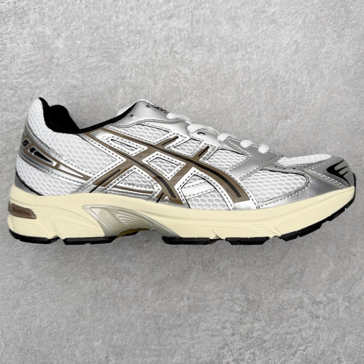 Asics Gel-1130 亚瑟士系列低帮复古休闲运动慢跑鞋 整双鞋在鞋面部分选用网眼布与皮革相互连接，在鞋面银色金属质感的线条中，ASICS 品牌标志性的虎爪 Logo 出现在鞋身侧面，既展现出复古美感，又加深了整双鞋的层次感。搭载着 Ortholite 鞋垫，之后再辅以 GEL 缓震胶中底和耐磨大底，在提升上脚舒适性的同时，在缓震脚感以及耐磨抓地力方面也能满足日常运动需求。尺码：36 37 37.5 38 39.5 40 40.5 41.5 42 42.5 43.5 44 45-选品中心