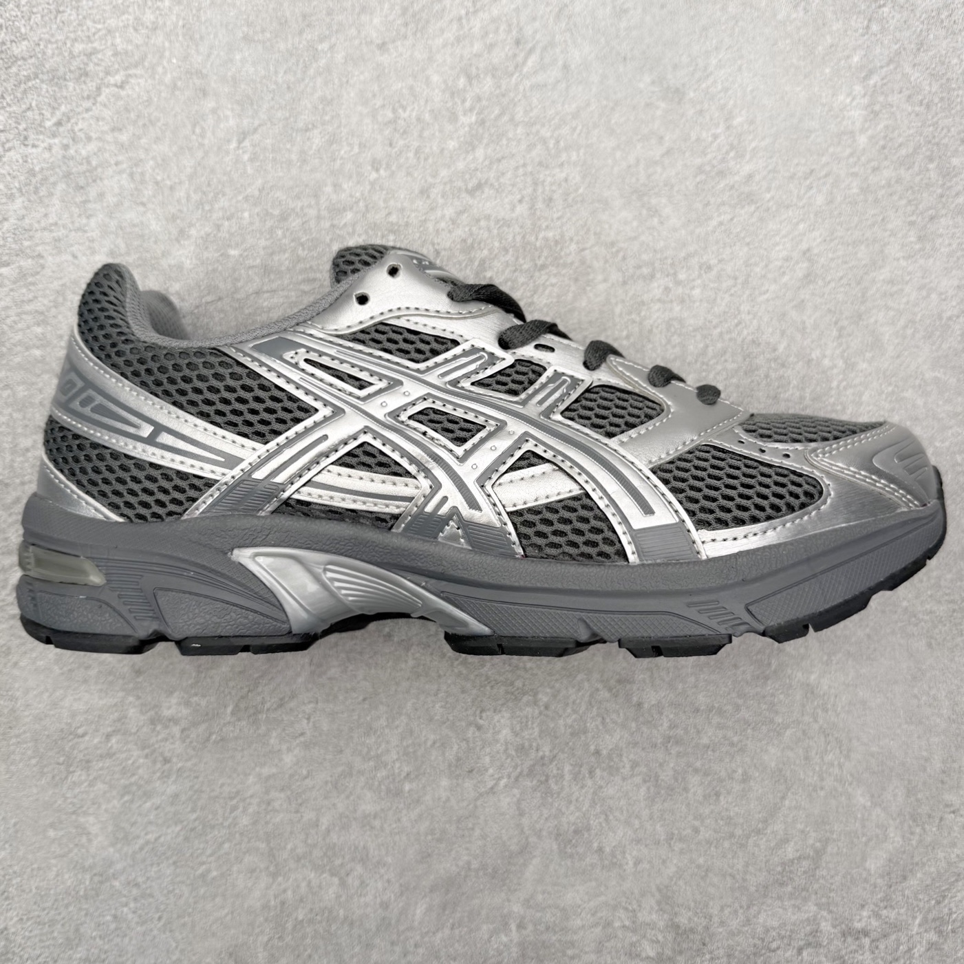 Asics Gel-1130 亚瑟士系列低帮复古休闲运动慢跑鞋 整双鞋在鞋面部分选用网眼布与皮革相互连接，在鞋面银色金属质感的线条中，ASICS 品牌标志性的虎爪 Logo 出现在鞋身侧面，既展现出复古美感，又加深了整双鞋的层次感。搭载着 Ortholite 鞋垫，之后再辅以 GEL 缓震胶中底和耐磨大底，在提升上脚舒适性的同时，在缓震脚感以及耐磨抓地力方面也能满足日常运动需求。尺码：36 37 37.5 38 39.5 40 40.5 41.5 42 42.5 43.5 44 45-选品中心