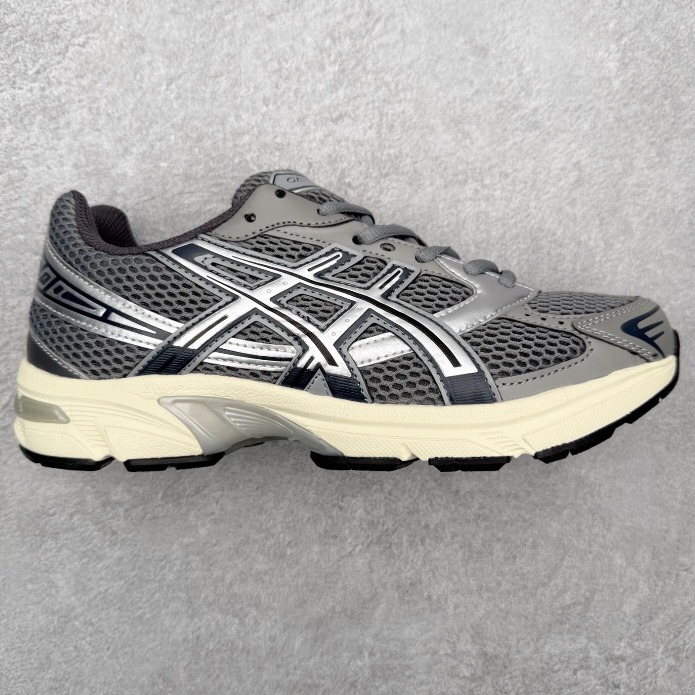 Asics Gel-1130 亚瑟士系列低帮复古休闲运动慢跑鞋 整双鞋在鞋面部分选用网眼布与皮革相互连接，在鞋面银色金属质感的线条中，ASICS 品牌标志性的虎爪 Logo 出现在鞋身侧面，既展现出复古美感，又加深了整双鞋的层次感。搭载着 Ortholite 鞋垫，之后再辅以 GEL 缓震胶中底和耐磨大底，在提升上脚舒适性的同时，在缓震脚感以及耐磨抓地力方面也能满足日常运动需求。尺码：36 37 37.5 38 39.5 40 40.5 41.5 42 42.5 43.5 44 45-选品中心