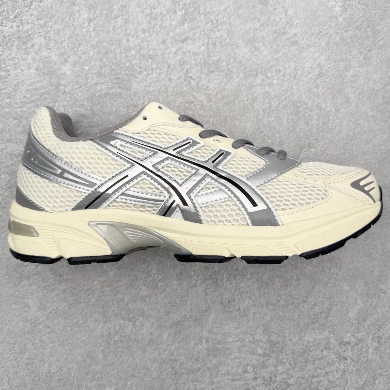 Asics Gel-1130 亚瑟士系列低帮复古休闲运动慢跑鞋 整双鞋在鞋面部分选用网眼布与皮革相互连接，在鞋面银色金属质感的线条中，ASICS 品牌标志性的虎爪 Logo 出现在鞋身侧面，既展现出复古美感，又加深了整双鞋的层次感。搭载着 Ortholite 鞋垫，之后再辅以 GEL 缓震胶中底和耐磨大底，在提升上脚舒适性的同时，在缓震脚感以及耐磨抓地力方面也能满足日常运动需求。尺码：36 37 37.5 38 39.5 40 40.5 41.5 42 42.5 43.5 44 45-选品中心