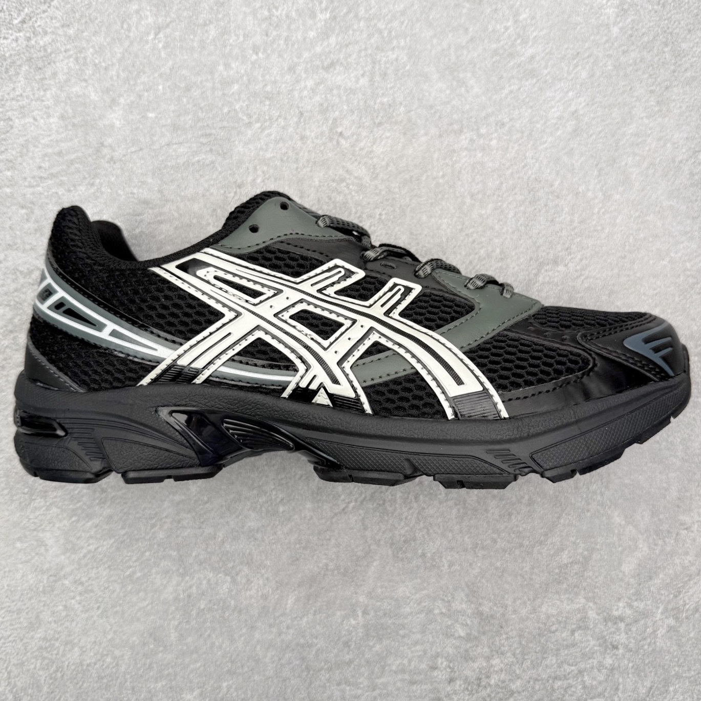 Asics Gel-1130 亚瑟士系列低帮复古休闲运动慢跑鞋 整双鞋在鞋面部分选用网眼布与皮革相互连接，在鞋面银色金属质感的线条中，ASICS 品牌标志性的虎爪 Logo 出现在鞋身侧面，既展现出复古美感，又加深了整双鞋的层次感。搭载着 Ortholite 鞋垫，之后再辅以 GEL 缓震胶中底和耐磨大底，在提升上脚舒适性的同时，在缓震脚感以及耐磨抓地力方面也能满足日常运动需求。尺码：36 37 37.5 38 39.5 40 40.5 41.5 42 42.5 43.5 44 45-选品中心