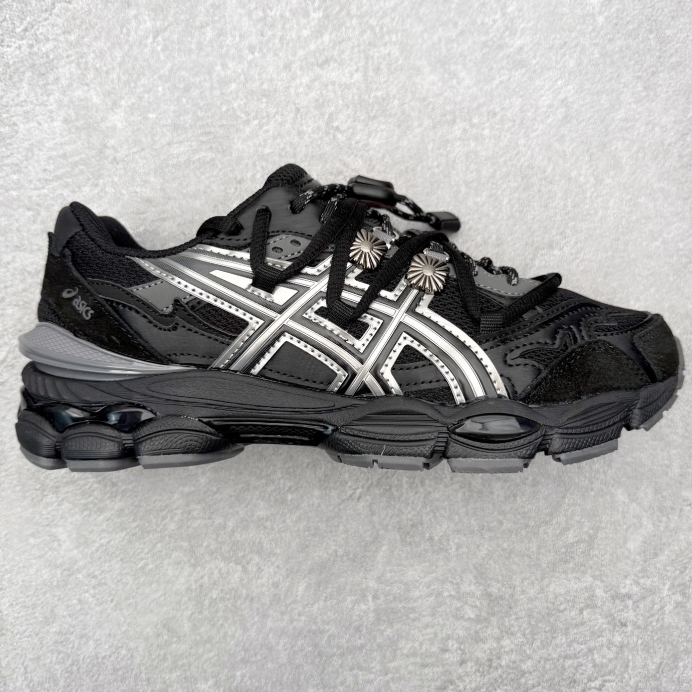 TOGA x ASICS Gel-Cumulus 16 TG 联名款舒适 低帮跑步鞋 男女同款 男女同款 ASICS（亚瑟士）是日本实业家鬼冢喜八郎创立的跑鞋运动品牌，名字想法源自著名的拉丁谚语“AnimaSana In Corpore Sano”，意为“健全的精神寓于强健的体魄”。正如其名字的含义，ASICS亚瑟士一直坚信保持身体的健康与活力是打造健康快乐的生活方式的最佳途径。亚瑟士的跑鞋、篮球鞋等系列集专业与美貌于一身，拥有极高的热度。2016年，ASICS在“2016年日本最佳全球品牌”排行榜名列第17名。尺码：36 37 37.5 38 39 39.5 40 40.5 41.5 42 42.5 43.5 44 45-选品中心