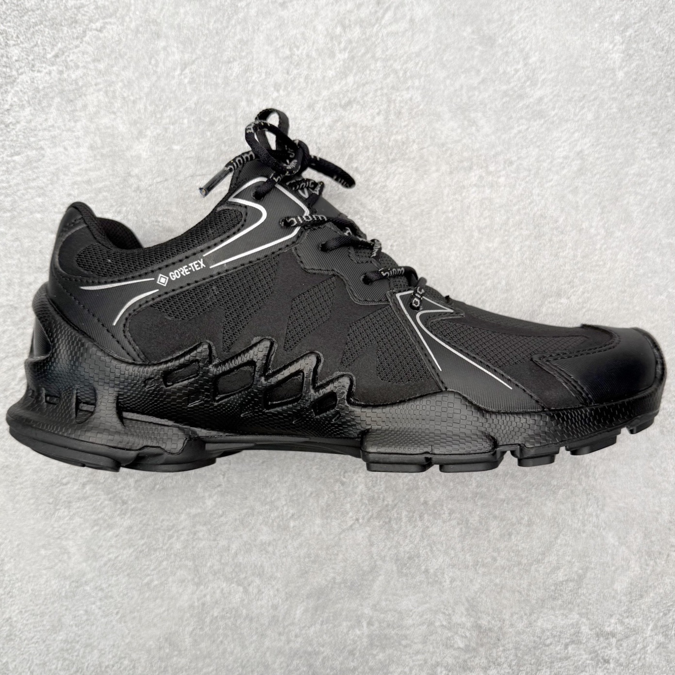 ECCO爱步跑步鞋百搭舒适 秋冬新款厚底休闲运动鞋男鞋 灵动系列 黄景瑜同款 品质牛皮鞋面，轻盈柔韧 具有良好的透气性 细腻柔软 简约系带设计 可自由调节松紧 贴合脚型 PU泡沫橡胶大底 抓地力强 具有良好的防滑耐磨性 时尚简约 休闲百搭 尺码：38 39 40 41 42 43 44 （皮鞋码）-选品中心