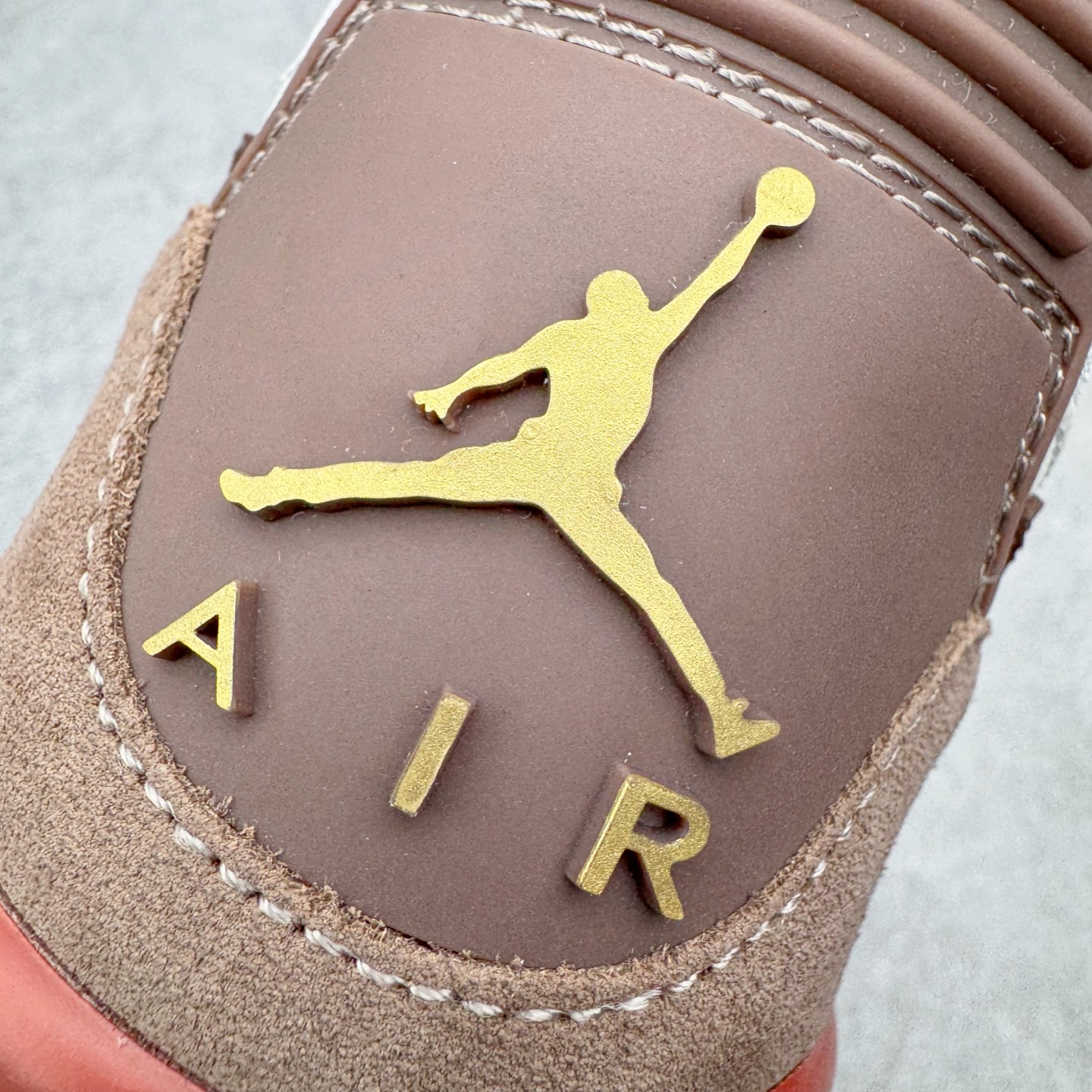 图片[16]-＃KZ神版 Air Jordan Legacy AJ312 Low 低帮复古篮球鞋 马年CNY 米红 IQ9783-121 市场最强独一档产物 全套原纸板楦头开发 原厂大底磨具加持立体防滑纹理 原档数据后跟TPU子母扣魔术贴 原装可视Air Sole气垫 原汁原味最完美的312代版型 唯一正确鞋头趴度弧度高度鞋身腰线 进口港宝加持 后跟自然饱满 全鞋荧光划线卡点 追求极致完美 每一双都是工艺品 多重QC质检 超越公司货的品控标准 实实在在的免检产品 鞋身采用了皮革材质打造 横跨鞋面的魔术贴十分吸睛 侧面的Swoosh Logo的一部分被鞋面遮挡了一部分 颇具玩味 魔术贴上标有NK标识 而鞋舌上是Jordan的经典红色飞翼Logo 后跟和鞋底均采用了AJ3的设计 后跟上同样也使用了经典的爆裂纹图案 尺码：36 36.5 37.5 38 38.5 39 40 40.5 41 42 42.5 43 44 44.5 45 46 47.5-选品中心