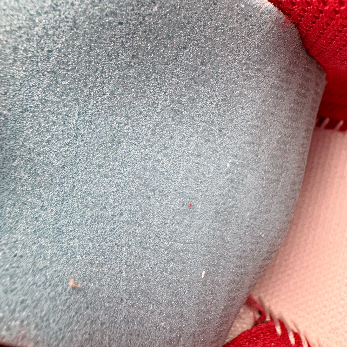 图片[11]-＃KZ神版 Air Jordan Legacy AJ312 Low 低帮复古篮球鞋 马年CNY 米红 IQ9783-121 市场最强独一档产物 全套原纸板楦头开发 原厂大底磨具加持立体防滑纹理 原档数据后跟TPU子母扣魔术贴 原装可视Air Sole气垫 原汁原味最完美的312代版型 唯一正确鞋头趴度弧度高度鞋身腰线 进口港宝加持 后跟自然饱满 全鞋荧光划线卡点 追求极致完美 每一双都是工艺品 多重QC质检 超越公司货的品控标准 实实在在的免检产品 鞋身采用了皮革材质打造 横跨鞋面的魔术贴十分吸睛 侧面的Swoosh Logo的一部分被鞋面遮挡了一部分 颇具玩味 魔术贴上标有NK标识 而鞋舌上是Jordan的经典红色飞翼Logo 后跟和鞋底均采用了AJ3的设计 后跟上同样也使用了经典的爆裂纹图案 尺码：36 36.5 37.5 38 38.5 39 40 40.5 41 42 42.5 43 44 44.5 45 46 47.5-选品中心