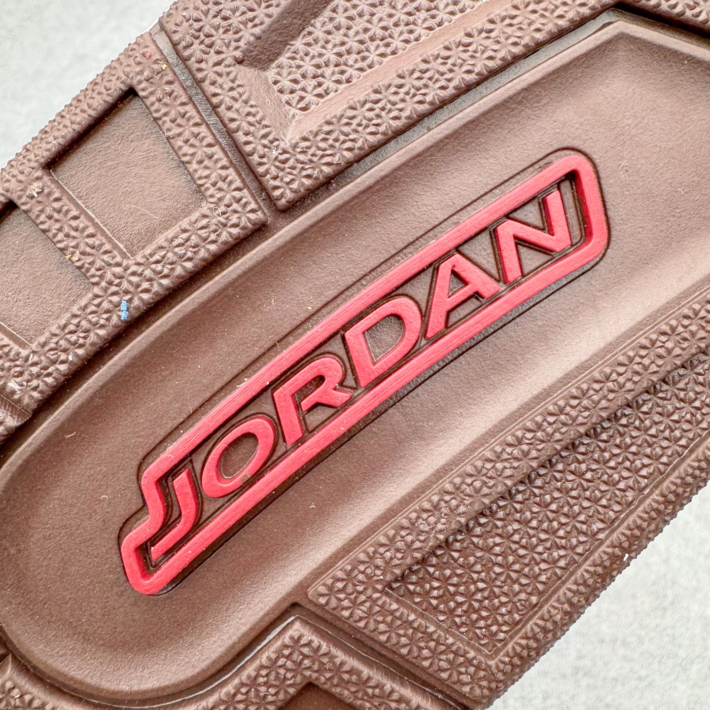 图片[20]-＃KZ神版 Air Jordan Legacy AJ312 Low 低帮复古篮球鞋 马年CNY 米红 IQ9783-121 市场最强独一档产物 全套原纸板楦头开发 原厂大底磨具加持立体防滑纹理 原档数据后跟TPU子母扣魔术贴 原装可视Air Sole气垫 原汁原味最完美的312代版型 唯一正确鞋头趴度弧度高度鞋身腰线 进口港宝加持 后跟自然饱满 全鞋荧光划线卡点 追求极致完美 每一双都是工艺品 多重QC质检 超越公司货的品控标准 实实在在的免检产品 鞋身采用了皮革材质打造 横跨鞋面的魔术贴十分吸睛 侧面的Swoosh Logo的一部分被鞋面遮挡了一部分 颇具玩味 魔术贴上标有NK标识 而鞋舌上是Jordan的经典红色飞翼Logo 后跟和鞋底均采用了AJ3的设计 后跟上同样也使用了经典的爆裂纹图案 尺码：36 36.5 37.5 38 38.5 39 40 40.5 41 42 42.5 43 44 44.5 45 46 47.5-选品中心