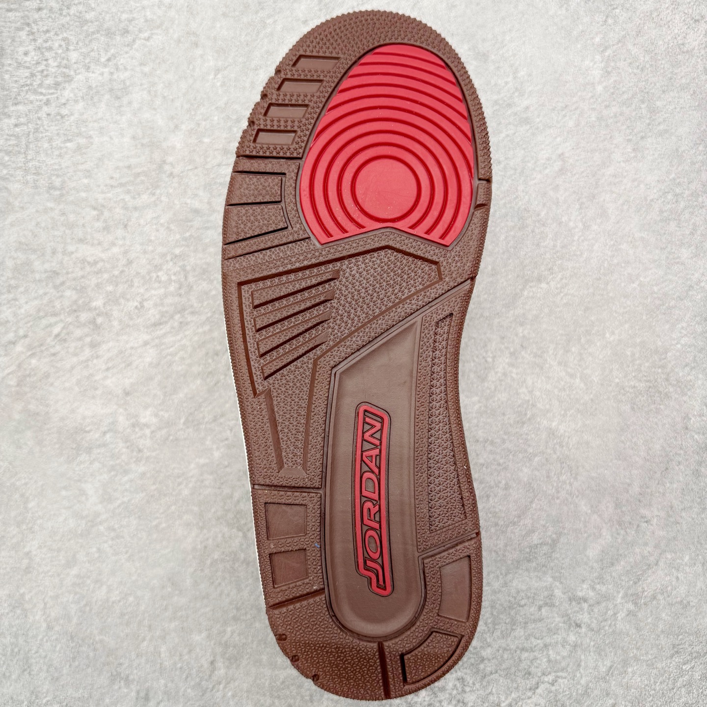 图片[9]-＃KZ神版 Air Jordan Legacy AJ312 Low 低帮复古篮球鞋 马年CNY 米红 IQ9783-121 市场最强独一档产物 全套原纸板楦头开发 原厂大底磨具加持立体防滑纹理 原档数据后跟TPU子母扣魔术贴 原装可视Air Sole气垫 原汁原味最完美的312代版型 唯一正确鞋头趴度弧度高度鞋身腰线 进口港宝加持 后跟自然饱满 全鞋荧光划线卡点 追求极致完美 每一双都是工艺品 多重QC质检 超越公司货的品控标准 实实在在的免检产品 鞋身采用了皮革材质打造 横跨鞋面的魔术贴十分吸睛 侧面的Swoosh Logo的一部分被鞋面遮挡了一部分 颇具玩味 魔术贴上标有NK标识 而鞋舌上是Jordan的经典红色飞翼Logo 后跟和鞋底均采用了AJ3的设计 后跟上同样也使用了经典的爆裂纹图案 尺码：36 36.5 37.5 38 38.5 39 40 40.5 41 42 42.5 43 44 44.5 45 46 47.5-选品中心