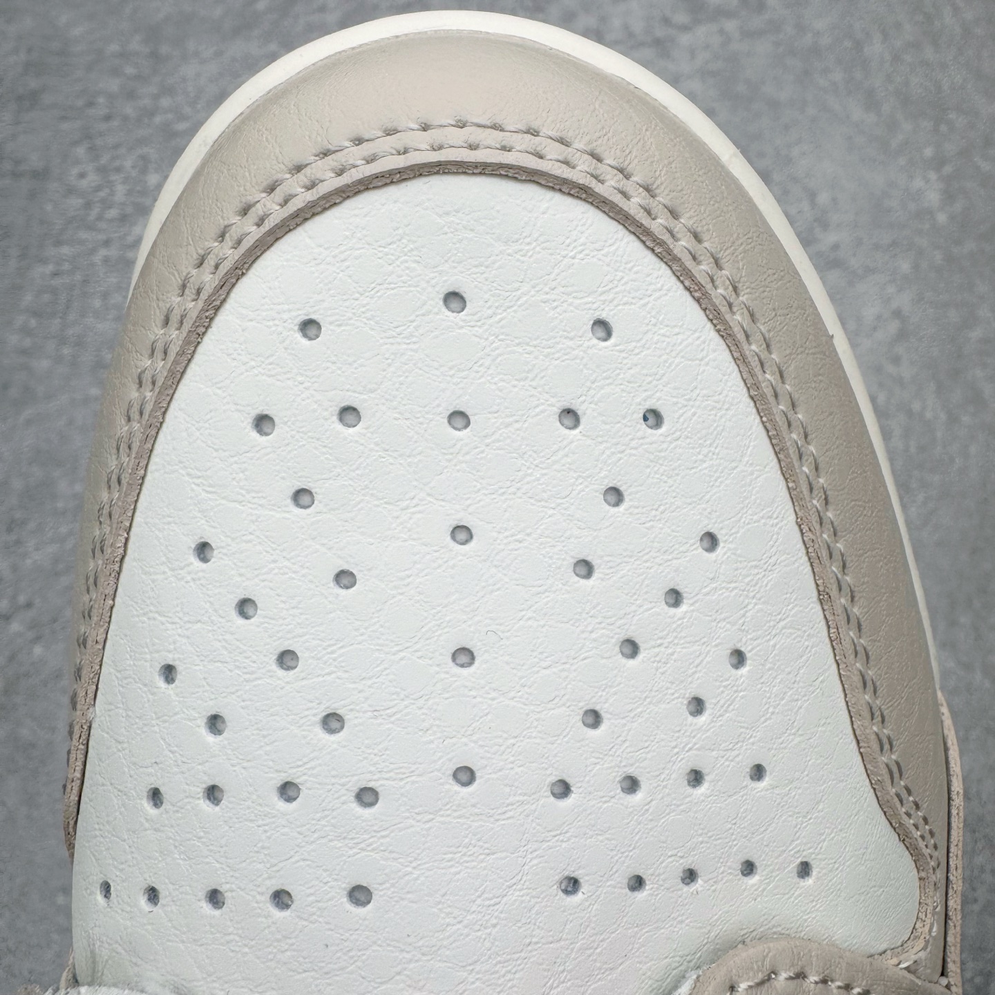 图片[15]-＃KZ神版 Air Jordan Legacy AJ312 Low 低帮复古篮球鞋 马年CNY 米红 IQ9783-121 市场最强独一档产物 全套原纸板楦头开发 原厂大底磨具加持立体防滑纹理 原档数据后跟TPU子母扣魔术贴 原装可视Air Sole气垫 原汁原味最完美的312代版型 唯一正确鞋头趴度弧度高度鞋身腰线 进口港宝加持 后跟自然饱满 全鞋荧光划线卡点 追求极致完美 每一双都是工艺品 多重QC质检 超越公司货的品控标准 实实在在的免检产品 鞋身采用了皮革材质打造 横跨鞋面的魔术贴十分吸睛 侧面的Swoosh Logo的一部分被鞋面遮挡了一部分 颇具玩味 魔术贴上标有NK标识 而鞋舌上是Jordan的经典红色飞翼Logo 后跟和鞋底均采用了AJ3的设计 后跟上同样也使用了经典的爆裂纹图案 尺码：36 36.5 37.5 38 38.5 39 40 40.5 41 42 42.5 43 44 44.5 45 46 47.5-选品中心