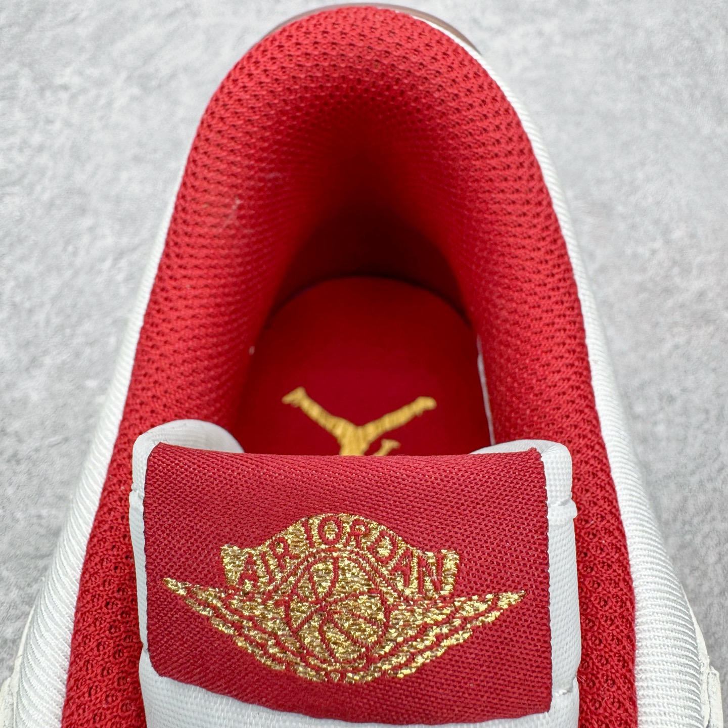 图片[13]-＃KZ神版 Air Jordan Legacy AJ312 Low 低帮复古篮球鞋 马年CNY 米红 IQ9783-121 市场最强独一档产物 全套原纸板楦头开发 原厂大底磨具加持立体防滑纹理 原档数据后跟TPU子母扣魔术贴 原装可视Air Sole气垫 原汁原味最完美的312代版型 唯一正确鞋头趴度弧度高度鞋身腰线 进口港宝加持 后跟自然饱满 全鞋荧光划线卡点 追求极致完美 每一双都是工艺品 多重QC质检 超越公司货的品控标准 实实在在的免检产品 鞋身采用了皮革材质打造 横跨鞋面的魔术贴十分吸睛 侧面的Swoosh Logo的一部分被鞋面遮挡了一部分 颇具玩味 魔术贴上标有NK标识 而鞋舌上是Jordan的经典红色飞翼Logo 后跟和鞋底均采用了AJ3的设计 后跟上同样也使用了经典的爆裂纹图案 尺码：36 36.5 37.5 38 38.5 39 40 40.5 41 42 42.5 43 44 44.5 45 46 47.5-选品中心