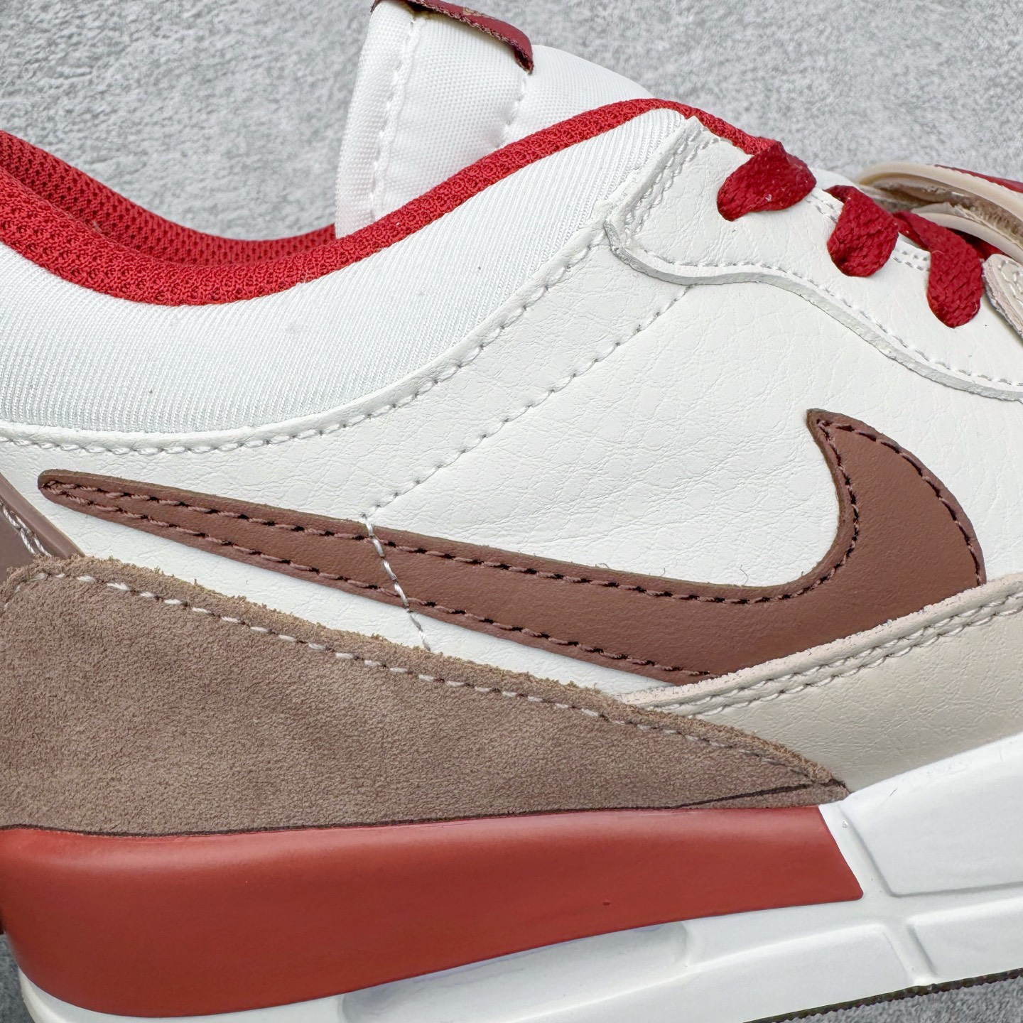 图片[18]-＃KZ神版 Air Jordan Legacy AJ312 Low 低帮复古篮球鞋 马年CNY 米红 IQ9783-121 市场最强独一档产物 全套原纸板楦头开发 原厂大底磨具加持立体防滑纹理 原档数据后跟TPU子母扣魔术贴 原装可视Air Sole气垫 原汁原味最完美的312代版型 唯一正确鞋头趴度弧度高度鞋身腰线 进口港宝加持 后跟自然饱满 全鞋荧光划线卡点 追求极致完美 每一双都是工艺品 多重QC质检 超越公司货的品控标准 实实在在的免检产品 鞋身采用了皮革材质打造 横跨鞋面的魔术贴十分吸睛 侧面的Swoosh Logo的一部分被鞋面遮挡了一部分 颇具玩味 魔术贴上标有NK标识 而鞋舌上是Jordan的经典红色飞翼Logo 后跟和鞋底均采用了AJ3的设计 后跟上同样也使用了经典的爆裂纹图案 尺码：36 36.5 37.5 38 38.5 39 40 40.5 41 42 42.5 43 44 44.5 45 46 47.5-选品中心