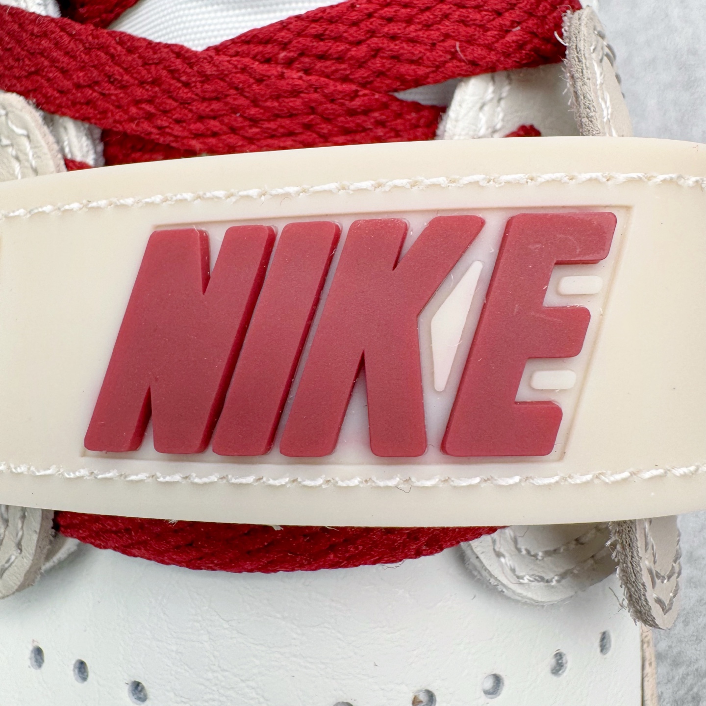 图片[14]-＃KZ神版 Air Jordan Legacy AJ312 Low 低帮复古篮球鞋 马年CNY 米红 IQ9783-121 市场最强独一档产物 全套原纸板楦头开发 原厂大底磨具加持立体防滑纹理 原档数据后跟TPU子母扣魔术贴 原装可视Air Sole气垫 原汁原味最完美的312代版型 唯一正确鞋头趴度弧度高度鞋身腰线 进口港宝加持 后跟自然饱满 全鞋荧光划线卡点 追求极致完美 每一双都是工艺品 多重QC质检 超越公司货的品控标准 实实在在的免检产品 鞋身采用了皮革材质打造 横跨鞋面的魔术贴十分吸睛 侧面的Swoosh Logo的一部分被鞋面遮挡了一部分 颇具玩味 魔术贴上标有NK标识 而鞋舌上是Jordan的经典红色飞翼Logo 后跟和鞋底均采用了AJ3的设计 后跟上同样也使用了经典的爆裂纹图案 尺码：36 36.5 37.5 38 38.5 39 40 40.5 41 42 42.5 43 44 44.5 45 46 47.5-选品中心