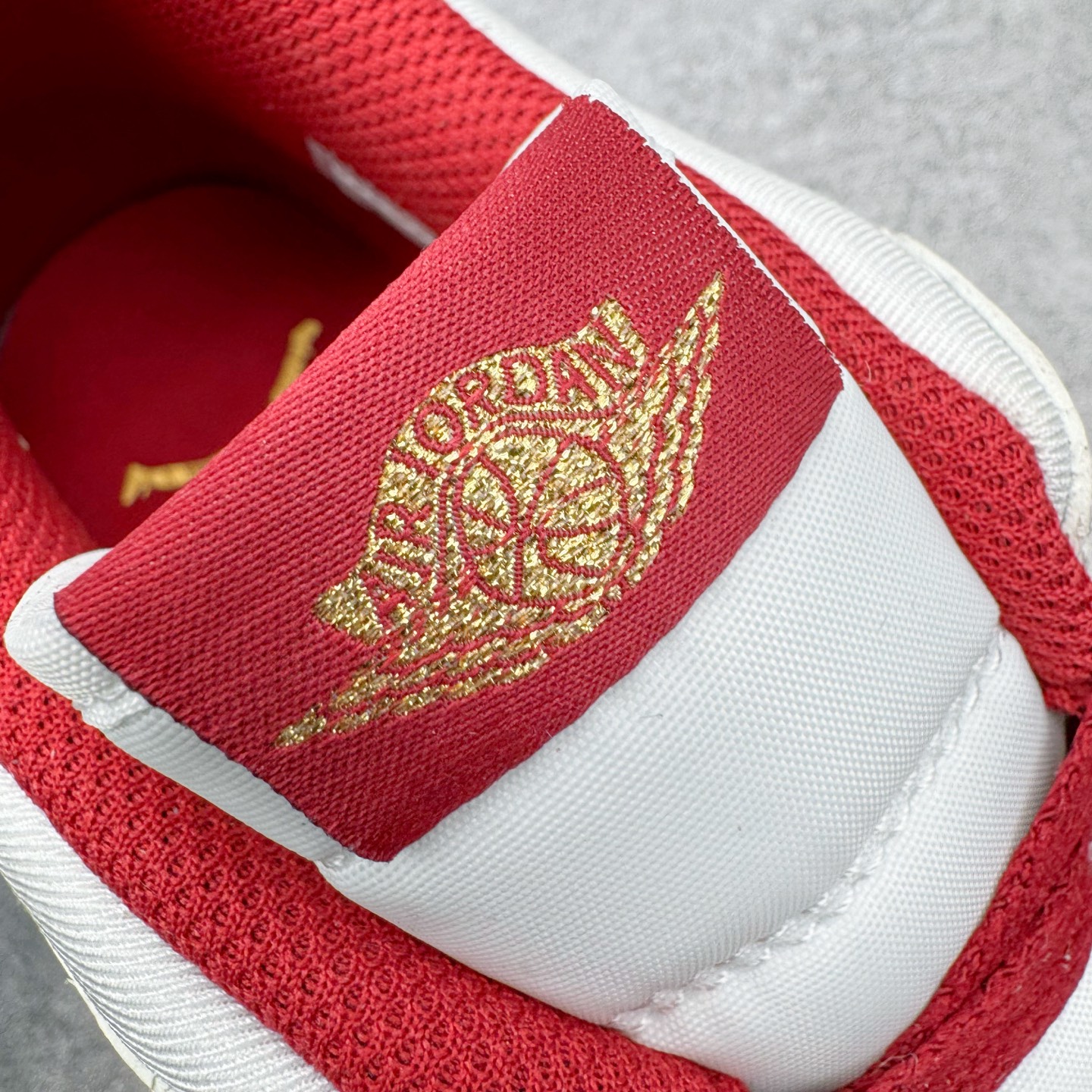 图片[17]-＃KZ神版 Air Jordan Legacy AJ312 Low 低帮复古篮球鞋 马年CNY 米红 IQ9783-121 市场最强独一档产物 全套原纸板楦头开发 原厂大底磨具加持立体防滑纹理 原档数据后跟TPU子母扣魔术贴 原装可视Air Sole气垫 原汁原味最完美的312代版型 唯一正确鞋头趴度弧度高度鞋身腰线 进口港宝加持 后跟自然饱满 全鞋荧光划线卡点 追求极致完美 每一双都是工艺品 多重QC质检 超越公司货的品控标准 实实在在的免检产品 鞋身采用了皮革材质打造 横跨鞋面的魔术贴十分吸睛 侧面的Swoosh Logo的一部分被鞋面遮挡了一部分 颇具玩味 魔术贴上标有NK标识 而鞋舌上是Jordan的经典红色飞翼Logo 后跟和鞋底均采用了AJ3的设计 后跟上同样也使用了经典的爆裂纹图案 尺码：36 36.5 37.5 38 38.5 39 40 40.5 41 42 42.5 43 44 44.5 45 46 47.5-选品中心