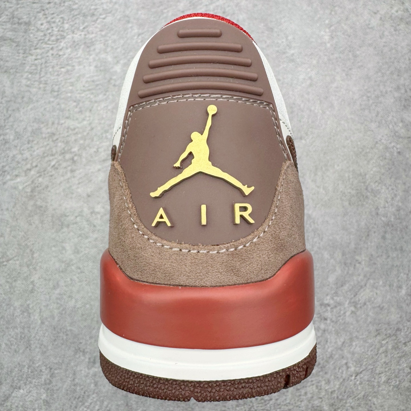图片[8]-＃KZ神版 Air Jordan Legacy AJ312 Low 低帮复古篮球鞋 马年CNY 米红 IQ9783-121 市场最强独一档产物 全套原纸板楦头开发 原厂大底磨具加持立体防滑纹理 原档数据后跟TPU子母扣魔术贴 原装可视Air Sole气垫 原汁原味最完美的312代版型 唯一正确鞋头趴度弧度高度鞋身腰线 进口港宝加持 后跟自然饱满 全鞋荧光划线卡点 追求极致完美 每一双都是工艺品 多重QC质检 超越公司货的品控标准 实实在在的免检产品 鞋身采用了皮革材质打造 横跨鞋面的魔术贴十分吸睛 侧面的Swoosh Logo的一部分被鞋面遮挡了一部分 颇具玩味 魔术贴上标有NK标识 而鞋舌上是Jordan的经典红色飞翼Logo 后跟和鞋底均采用了AJ3的设计 后跟上同样也使用了经典的爆裂纹图案 尺码：36 36.5 37.5 38 38.5 39 40 40.5 41 42 42.5 43 44 44.5 45 46 47.5-选品中心