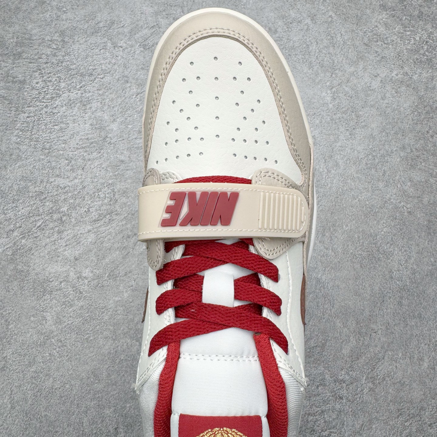 图片[4]-＃KZ神版 Air Jordan Legacy AJ312 Low 低帮复古篮球鞋 马年CNY 米红 IQ9783-121 市场最强独一档产物 全套原纸板楦头开发 原厂大底磨具加持立体防滑纹理 原档数据后跟TPU子母扣魔术贴 原装可视Air Sole气垫 原汁原味最完美的312代版型 唯一正确鞋头趴度弧度高度鞋身腰线 进口港宝加持 后跟自然饱满 全鞋荧光划线卡点 追求极致完美 每一双都是工艺品 多重QC质检 超越公司货的品控标准 实实在在的免检产品 鞋身采用了皮革材质打造 横跨鞋面的魔术贴十分吸睛 侧面的Swoosh Logo的一部分被鞋面遮挡了一部分 颇具玩味 魔术贴上标有NK标识 而鞋舌上是Jordan的经典红色飞翼Logo 后跟和鞋底均采用了AJ3的设计 后跟上同样也使用了经典的爆裂纹图案 尺码：36 36.5 37.5 38 38.5 39 40 40.5 41 42 42.5 43 44 44.5 45 46 47.5-选品中心