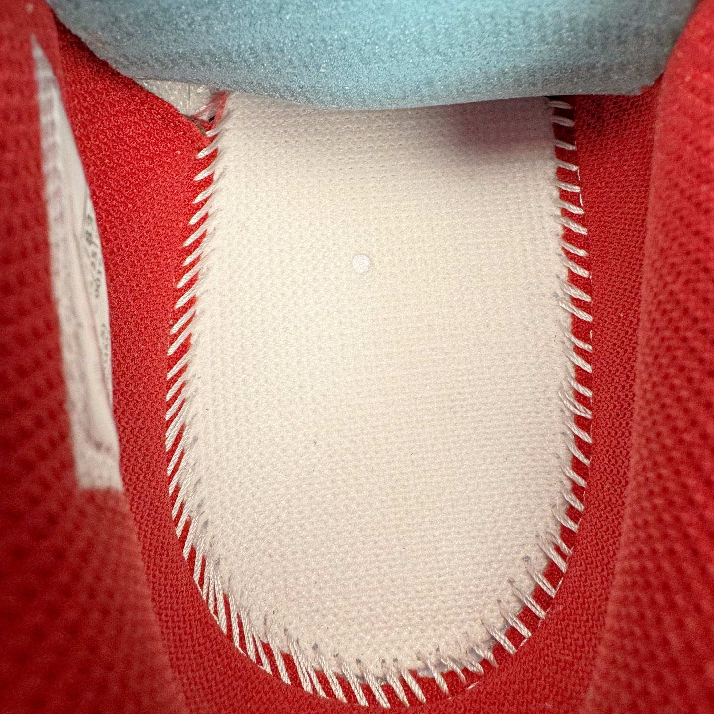 图片[10]-＃KZ神版 Air Jordan Legacy AJ312 Low 低帮复古篮球鞋 马年CNY 米红 IQ9783-121 市场最强独一档产物 全套原纸板楦头开发 原厂大底磨具加持立体防滑纹理 原档数据后跟TPU子母扣魔术贴 原装可视Air Sole气垫 原汁原味最完美的312代版型 唯一正确鞋头趴度弧度高度鞋身腰线 进口港宝加持 后跟自然饱满 全鞋荧光划线卡点 追求极致完美 每一双都是工艺品 多重QC质检 超越公司货的品控标准 实实在在的免检产品 鞋身采用了皮革材质打造 横跨鞋面的魔术贴十分吸睛 侧面的Swoosh Logo的一部分被鞋面遮挡了一部分 颇具玩味 魔术贴上标有NK标识 而鞋舌上是Jordan的经典红色飞翼Logo 后跟和鞋底均采用了AJ3的设计 后跟上同样也使用了经典的爆裂纹图案 尺码：36 36.5 37.5 38 38.5 39 40 40.5 41 42 42.5 43 44 44.5 45 46 47.5-选品中心