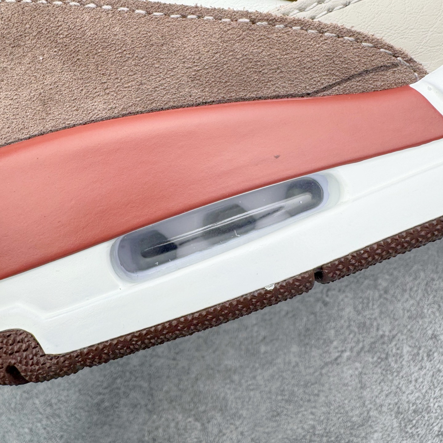 图片[19]-＃KZ神版 Air Jordan Legacy AJ312 Low 低帮复古篮球鞋 马年CNY 米红 IQ9783-121 市场最强独一档产物 全套原纸板楦头开发 原厂大底磨具加持立体防滑纹理 原档数据后跟TPU子母扣魔术贴 原装可视Air Sole气垫 原汁原味最完美的312代版型 唯一正确鞋头趴度弧度高度鞋身腰线 进口港宝加持 后跟自然饱满 全鞋荧光划线卡点 追求极致完美 每一双都是工艺品 多重QC质检 超越公司货的品控标准 实实在在的免检产品 鞋身采用了皮革材质打造 横跨鞋面的魔术贴十分吸睛 侧面的Swoosh Logo的一部分被鞋面遮挡了一部分 颇具玩味 魔术贴上标有NK标识 而鞋舌上是Jordan的经典红色飞翼Logo 后跟和鞋底均采用了AJ3的设计 后跟上同样也使用了经典的爆裂纹图案 尺码：36 36.5 37.5 38 38.5 39 40 40.5 41 42 42.5 43 44 44.5 45 46 47.5-选品中心