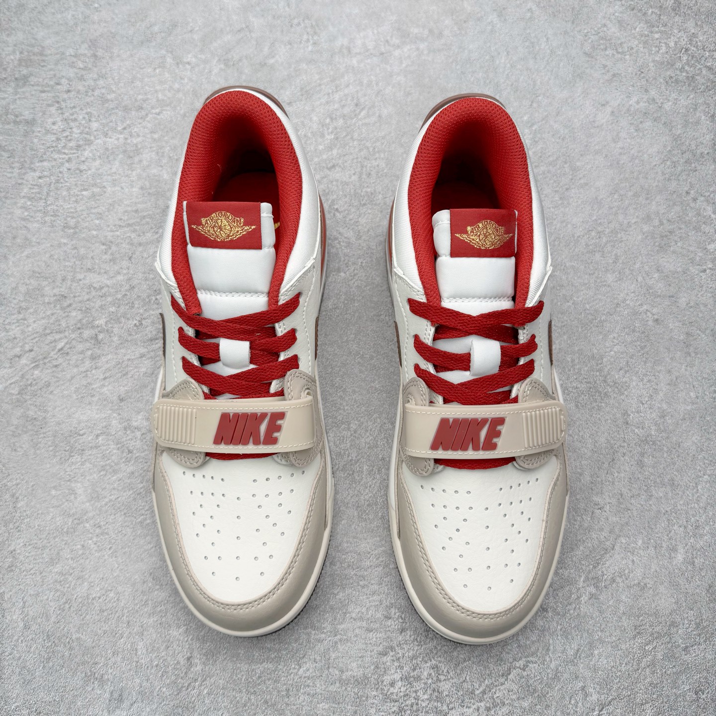 图片[2]-＃KZ神版 Air Jordan Legacy AJ312 Low 低帮复古篮球鞋 马年CNY 米红 IQ9783-121 市场最强独一档产物 全套原纸板楦头开发 原厂大底磨具加持立体防滑纹理 原档数据后跟TPU子母扣魔术贴 原装可视Air Sole气垫 原汁原味最完美的312代版型 唯一正确鞋头趴度弧度高度鞋身腰线 进口港宝加持 后跟自然饱满 全鞋荧光划线卡点 追求极致完美 每一双都是工艺品 多重QC质检 超越公司货的品控标准 实实在在的免检产品 鞋身采用了皮革材质打造 横跨鞋面的魔术贴十分吸睛 侧面的Swoosh Logo的一部分被鞋面遮挡了一部分 颇具玩味 魔术贴上标有NK标识 而鞋舌上是Jordan的经典红色飞翼Logo 后跟和鞋底均采用了AJ3的设计 后跟上同样也使用了经典的爆裂纹图案 尺码：36 36.5 37.5 38 38.5 39 40 40.5 41 42 42.5 43 44 44.5 45 46 47.5-选品中心