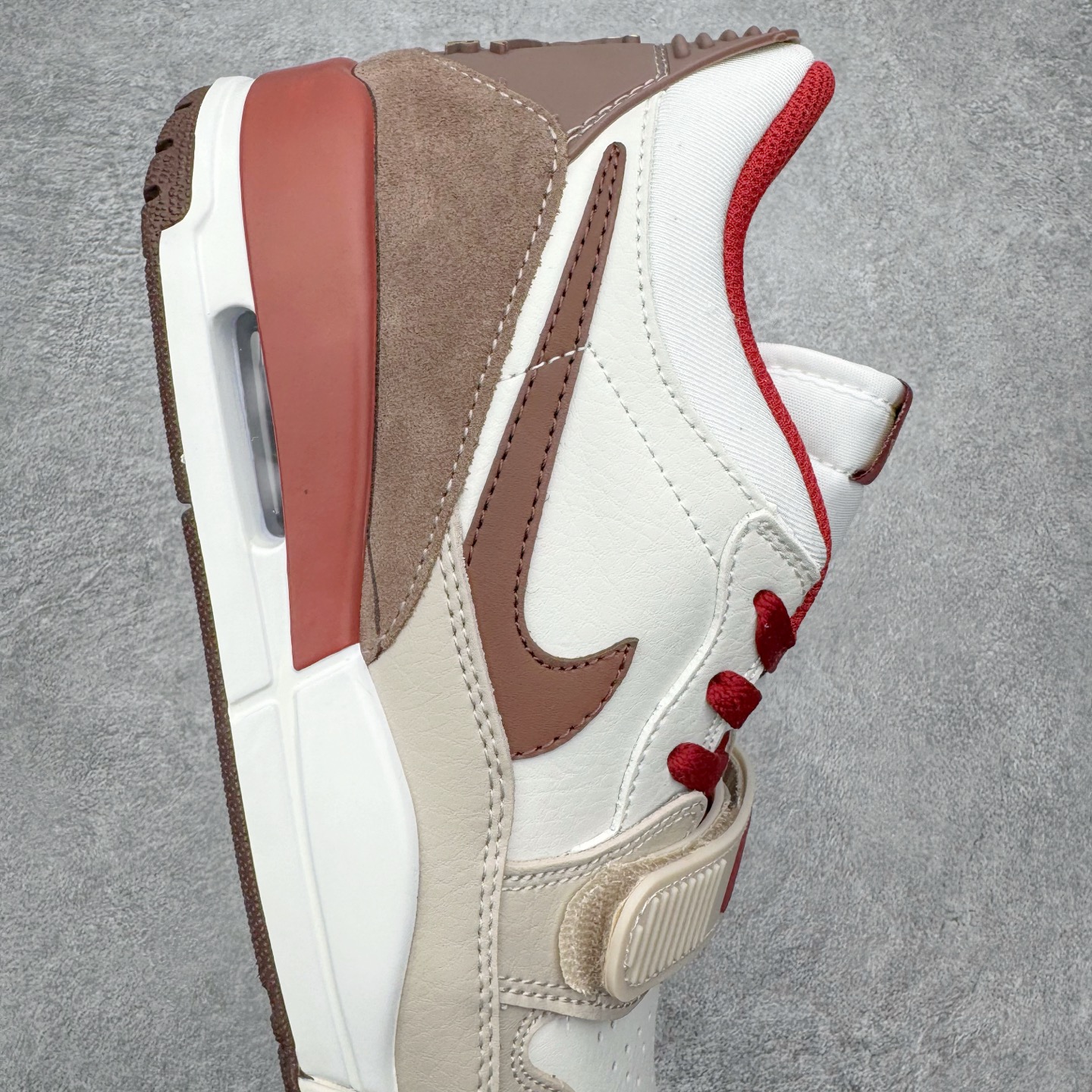 图片[6]-＃KZ神版 Air Jordan Legacy AJ312 Low 低帮复古篮球鞋 马年CNY 米红 IQ9783-121 市场最强独一档产物 全套原纸板楦头开发 原厂大底磨具加持立体防滑纹理 原档数据后跟TPU子母扣魔术贴 原装可视Air Sole气垫 原汁原味最完美的312代版型 唯一正确鞋头趴度弧度高度鞋身腰线 进口港宝加持 后跟自然饱满 全鞋荧光划线卡点 追求极致完美 每一双都是工艺品 多重QC质检 超越公司货的品控标准 实实在在的免检产品 鞋身采用了皮革材质打造 横跨鞋面的魔术贴十分吸睛 侧面的Swoosh Logo的一部分被鞋面遮挡了一部分 颇具玩味 魔术贴上标有NK标识 而鞋舌上是Jordan的经典红色飞翼Logo 后跟和鞋底均采用了AJ3的设计 后跟上同样也使用了经典的爆裂纹图案 尺码：36 36.5 37.5 38 38.5 39 40 40.5 41 42 42.5 43 44 44.5 45 46 47.5-选品中心