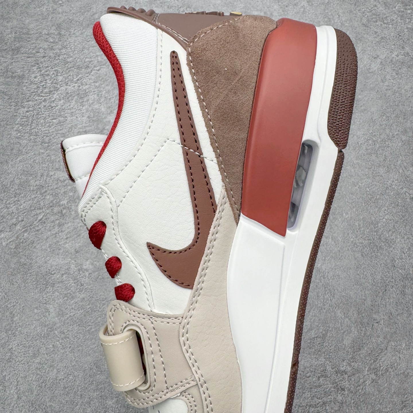 图片[7]-＃KZ神版 Air Jordan Legacy AJ312 Low 低帮复古篮球鞋 马年CNY 米红 IQ9783-121 市场最强独一档产物 全套原纸板楦头开发 原厂大底磨具加持立体防滑纹理 原档数据后跟TPU子母扣魔术贴 原装可视Air Sole气垫 原汁原味最完美的312代版型 唯一正确鞋头趴度弧度高度鞋身腰线 进口港宝加持 后跟自然饱满 全鞋荧光划线卡点 追求极致完美 每一双都是工艺品 多重QC质检 超越公司货的品控标准 实实在在的免检产品 鞋身采用了皮革材质打造 横跨鞋面的魔术贴十分吸睛 侧面的Swoosh Logo的一部分被鞋面遮挡了一部分 颇具玩味 魔术贴上标有NK标识 而鞋舌上是Jordan的经典红色飞翼Logo 后跟和鞋底均采用了AJ3的设计 后跟上同样也使用了经典的爆裂纹图案 尺码：36 36.5 37.5 38 38.5 39 40 40.5 41 42 42.5 43 44 44.5 45 46 47.5-选品中心