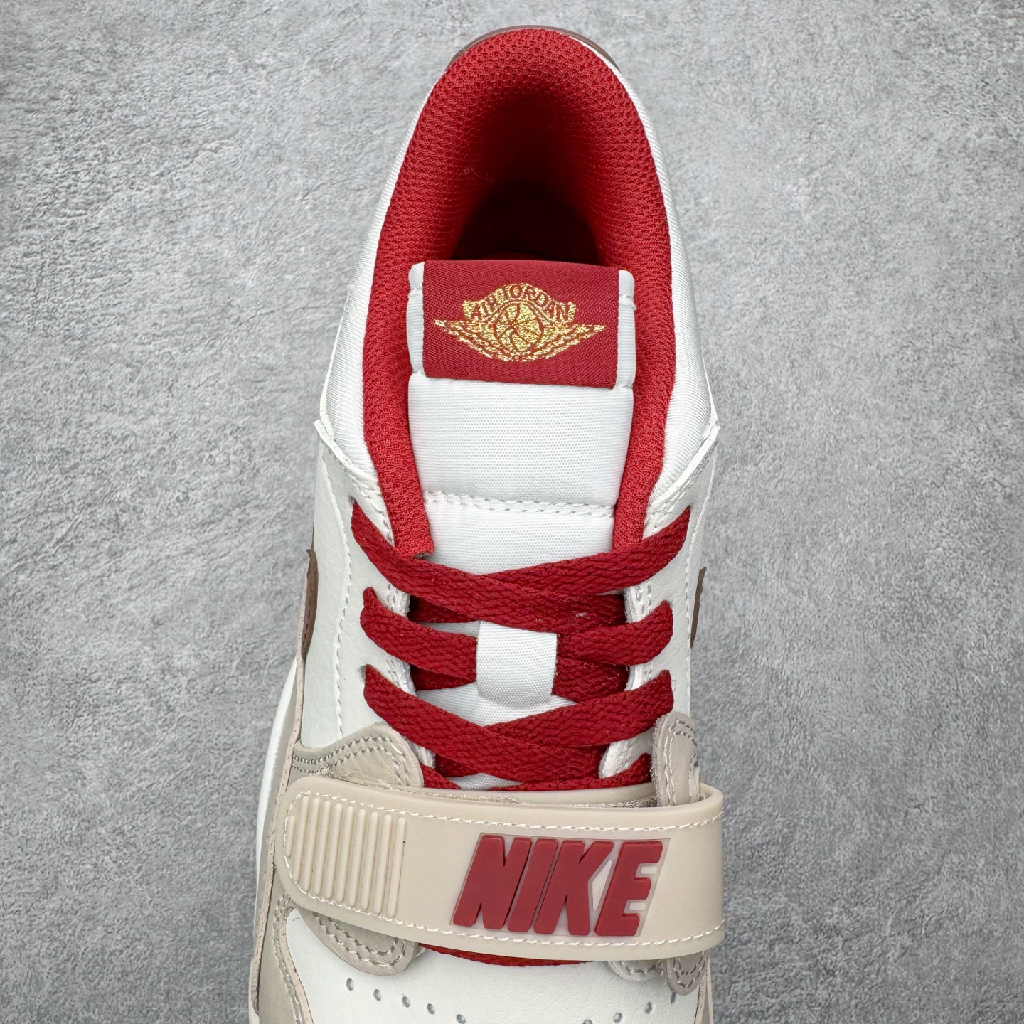 图片[5]-＃KZ神版 Air Jordan Legacy AJ312 Low 低帮复古篮球鞋 马年CNY 米红 IQ9783-121 市场最强独一档产物 全套原纸板楦头开发 原厂大底磨具加持立体防滑纹理 原档数据后跟TPU子母扣魔术贴 原装可视Air Sole气垫 原汁原味最完美的312代版型 唯一正确鞋头趴度弧度高度鞋身腰线 进口港宝加持 后跟自然饱满 全鞋荧光划线卡点 追求极致完美 每一双都是工艺品 多重QC质检 超越公司货的品控标准 实实在在的免检产品 鞋身采用了皮革材质打造 横跨鞋面的魔术贴十分吸睛 侧面的Swoosh Logo的一部分被鞋面遮挡了一部分 颇具玩味 魔术贴上标有NK标识 而鞋舌上是Jordan的经典红色飞翼Logo 后跟和鞋底均采用了AJ3的设计 后跟上同样也使用了经典的爆裂纹图案 尺码：36 36.5 37.5 38 38.5 39 40 40.5 41 42 42.5 43 44 44.5 45 46 47.5-选品中心