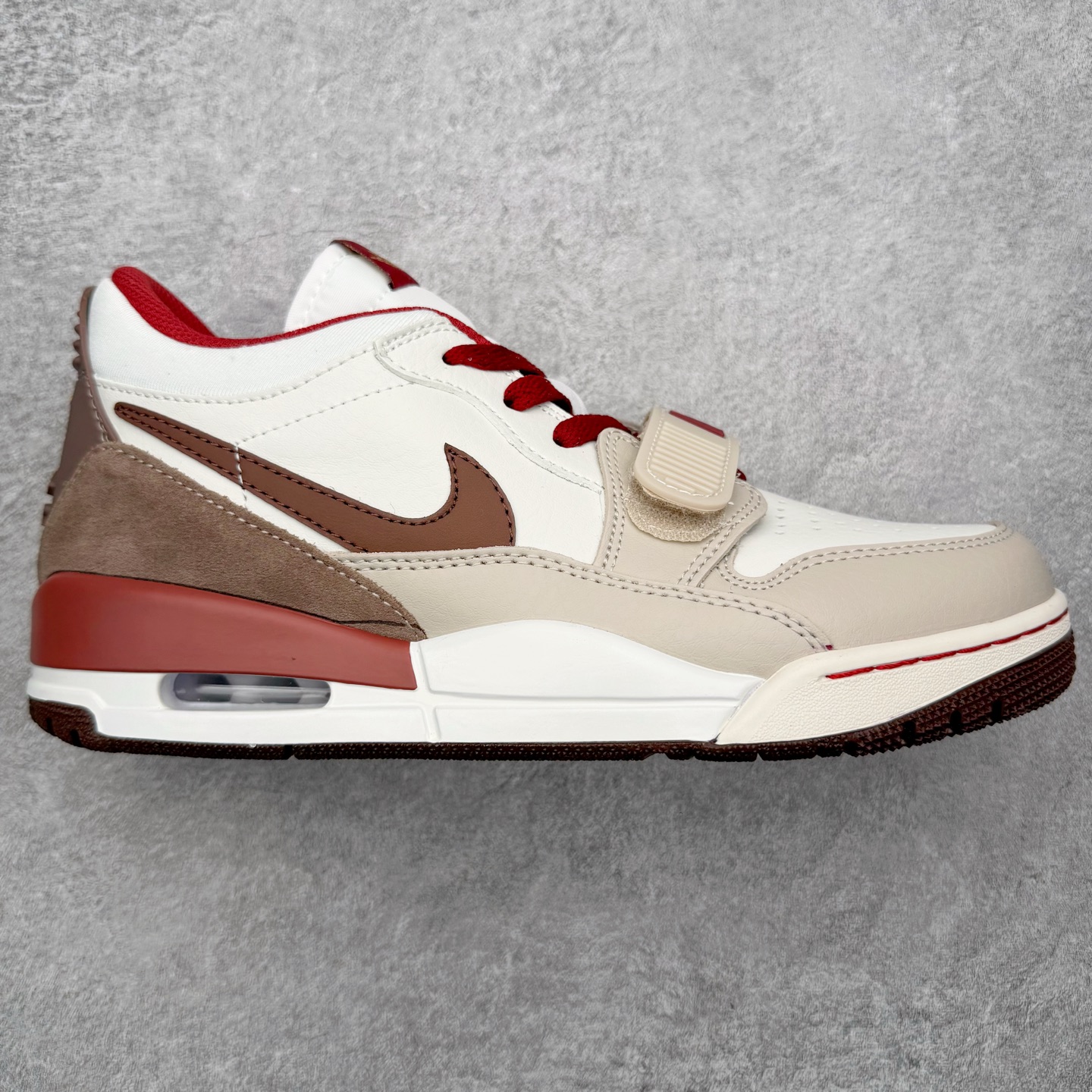 ＃KZ神版 Air Jordan Legacy AJ312 Low 低帮复古篮球鞋 马年CNY 米红 IQ9783-121 市场最强独一档产物 全套原纸板楦头开发 原厂大底磨具加持立体防滑纹理 原档数据后跟TPU子母扣魔术贴 原装可视Air Sole气垫 原汁原味最完美的312代版型 唯一正确鞋头趴度弧度高度鞋身腰线 进口港宝加持 后跟自然饱满 全鞋荧光划线卡点 追求极致完美 每一双都是工艺品 多重QC质检 超越公司货的品控标准 实实在在的免检产品 鞋身采用了皮革材质打造 横跨鞋面的魔术贴十分吸睛 侧面的Swoosh Logo的一部分被鞋面遮挡了一部分 颇具玩味 魔术贴上标有NK标识 而鞋舌上是Jordan的经典红色飞翼Logo 后跟和鞋底均采用了AJ3的设计 后跟上同样也使用了经典的爆裂纹图案 尺码：36 36.5 37.5 38 38.5 39 40 40.5 41 42 42.5 43 44 44.5 45 46 47.5-选品中心