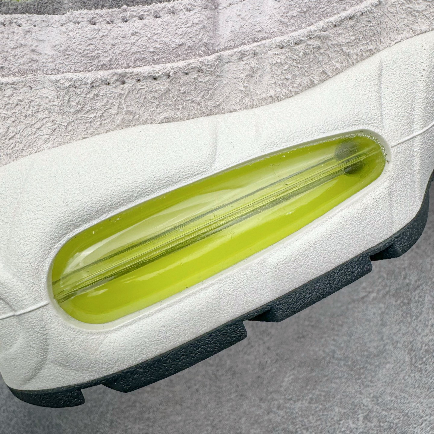 图片[20]-＃KZ神版 NK Air Max 95 OG 舒适百搭耐磨低帮气垫休闲跑步鞋 黑灰绿 HM4738-001 亲自操刀耗时半年开发 重金购买全套印尼原厂纸板楦头开发 2025官方主推系列 致敬诞生30周年的传奇鞋型 Air Max 95 系列再度重磅复刻归来 以全新配色续写光辉历史 更以现代手法重塑经典 将复古风格与前沿科技完美融合 一比一鞋头弧度高度鞋身弧度 东莞原厂模具大底 一码一模 原厂高韧性Tpu 独家供应45.5 48.5 原厂特供同批次皮料与Zp零色差 原厂特供内外标均可过绿X扫描认证 独家原装Big Bubble气垫 气垫体积更大 提供更强的缓震性能和回弹性 进口玻璃冲刀皮料裁剪零毛边 电脑针车工艺 鞋面不留荧光细节 平台可冲 超高鞋面清洁度 最高QC检验标准 控制溢胶瑕疵 每一双都是工艺品 实拍调校N版已经零色差零失真 百分百还原实物色彩所见即所得 不存在货不对板色差等低级问题 选购参考实物拍摄 不混卖不参货 只用心做好货严格选品 承诺混一赔十 尺码：35.5 36 36.5 37.5 38 38.5 39 40 40.5 41 42 42.5 43 44 44.5 45 45.5 46 47.5 48.5-选品中心