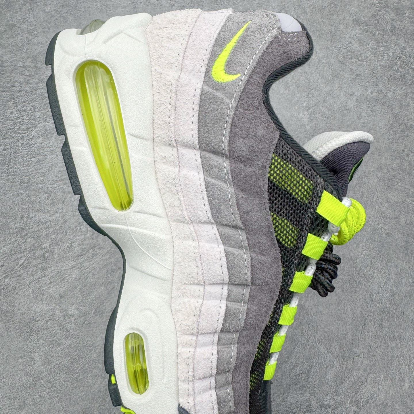 图片[6]-＃KZ神版 NK Air Max 95 OG 舒适百搭耐磨低帮气垫休闲跑步鞋 黑灰绿 HM4738-001 亲自操刀耗时半年开发 重金购买全套印尼原厂纸板楦头开发 2025官方主推系列 致敬诞生30周年的传奇鞋型 Air Max 95 系列再度重磅复刻归来 以全新配色续写光辉历史 更以现代手法重塑经典 将复古风格与前沿科技完美融合 一比一鞋头弧度高度鞋身弧度 东莞原厂模具大底 一码一模 原厂高韧性Tpu 独家供应45.5 48.5 原厂特供同批次皮料与Zp零色差 原厂特供内外标均可过绿X扫描认证 独家原装Big Bubble气垫 气垫体积更大 提供更强的缓震性能和回弹性 进口玻璃冲刀皮料裁剪零毛边 电脑针车工艺 鞋面不留荧光细节 平台可冲 超高鞋面清洁度 最高QC检验标准 控制溢胶瑕疵 每一双都是工艺品 实拍调校N版已经零色差零失真 百分百还原实物色彩所见即所得 不存在货不对板色差等低级问题 选购参考实物拍摄 不混卖不参货 只用心做好货严格选品 承诺混一赔十 尺码：35.5 36 36.5 37.5 38 38.5 39 40 40.5 41 42 42.5 43 44 44.5 45 45.5 46 47.5 48.5-选品中心