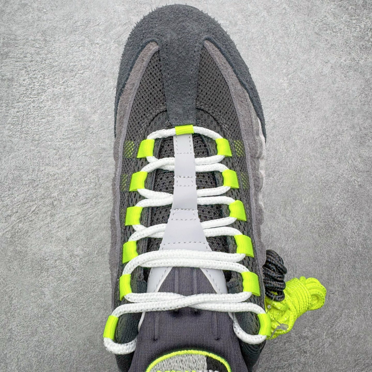 图片[4]-＃KZ神版 NK Air Max 95 OG 舒适百搭耐磨低帮气垫休闲跑步鞋 黑灰绿 HM4738-001 亲自操刀耗时半年开发 重金购买全套印尼原厂纸板楦头开发 2025官方主推系列 致敬诞生30周年的传奇鞋型 Air Max 95 系列再度重磅复刻归来 以全新配色续写光辉历史 更以现代手法重塑经典 将复古风格与前沿科技完美融合 一比一鞋头弧度高度鞋身弧度 东莞原厂模具大底 一码一模 原厂高韧性Tpu 独家供应45.5 48.5 原厂特供同批次皮料与Zp零色差 原厂特供内外标均可过绿X扫描认证 独家原装Big Bubble气垫 气垫体积更大 提供更强的缓震性能和回弹性 进口玻璃冲刀皮料裁剪零毛边 电脑针车工艺 鞋面不留荧光细节 平台可冲 超高鞋面清洁度 最高QC检验标准 控制溢胶瑕疵 每一双都是工艺品 实拍调校N版已经零色差零失真 百分百还原实物色彩所见即所得 不存在货不对板色差等低级问题 选购参考实物拍摄 不混卖不参货 只用心做好货严格选品 承诺混一赔十 尺码：35.5 36 36.5 37.5 38 38.5 39 40 40.5 41 42 42.5 43 44 44.5 45 45.5 46 47.5 48.5-选品中心