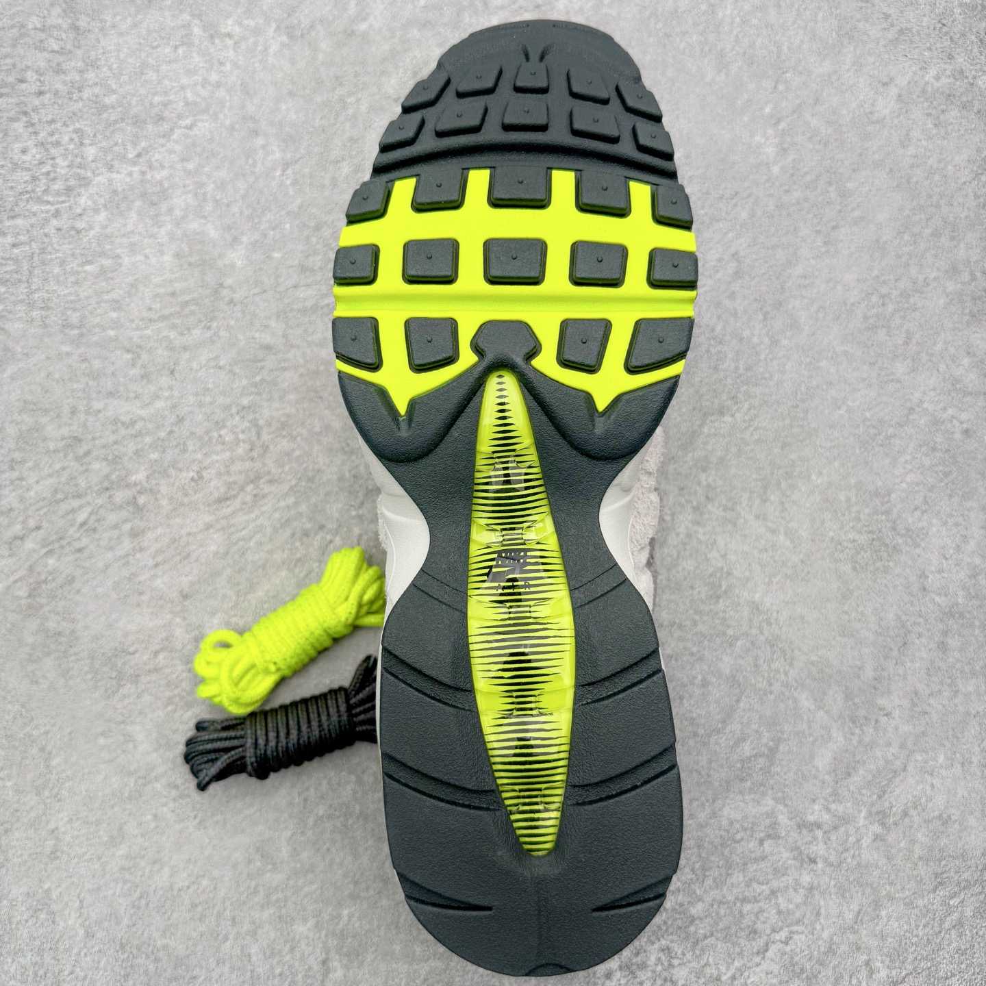 图片[9]-＃KZ神版 NK Air Max 95 OG 舒适百搭耐磨低帮气垫休闲跑步鞋 黑灰绿 HM4738-001 亲自操刀耗时半年开发 重金购买全套印尼原厂纸板楦头开发 2025官方主推系列 致敬诞生30周年的传奇鞋型 Air Max 95 系列再度重磅复刻归来 以全新配色续写光辉历史 更以现代手法重塑经典 将复古风格与前沿科技完美融合 一比一鞋头弧度高度鞋身弧度 东莞原厂模具大底 一码一模 原厂高韧性Tpu 独家供应45.5 48.5 原厂特供同批次皮料与Zp零色差 原厂特供内外标均可过绿X扫描认证 独家原装Big Bubble气垫 气垫体积更大 提供更强的缓震性能和回弹性 进口玻璃冲刀皮料裁剪零毛边 电脑针车工艺 鞋面不留荧光细节 平台可冲 超高鞋面清洁度 最高QC检验标准 控制溢胶瑕疵 每一双都是工艺品 实拍调校N版已经零色差零失真 百分百还原实物色彩所见即所得 不存在货不对板色差等低级问题 选购参考实物拍摄 不混卖不参货 只用心做好货严格选品 承诺混一赔十 尺码：35.5 36 36.5 37.5 38 38.5 39 40 40.5 41 42 42.5 43 44 44.5 45 45.5 46 47.5 48.5-选品中心