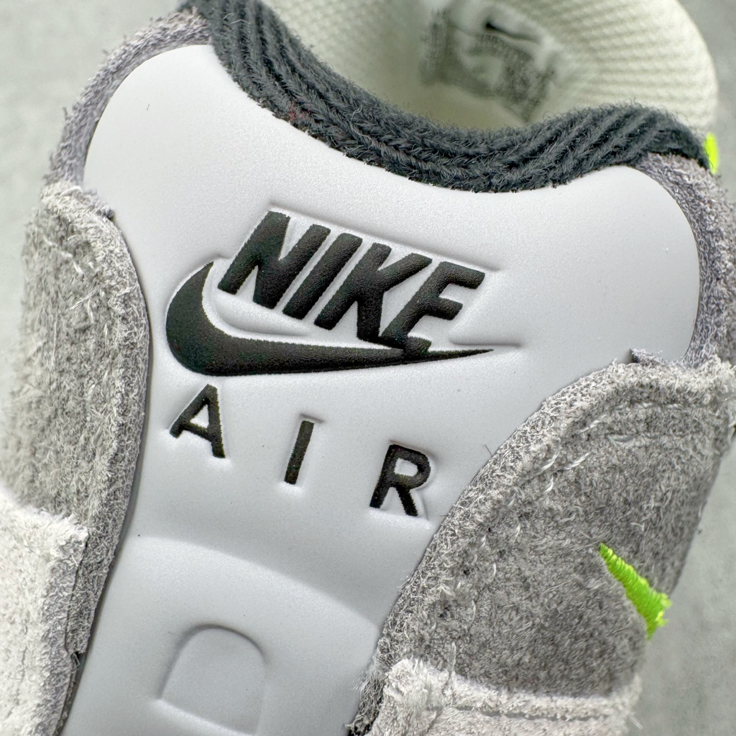 图片[13]-＃KZ神版 NK Air Max 95 OG 舒适百搭耐磨低帮气垫休闲跑步鞋 黑灰绿 HM4738-001 亲自操刀耗时半年开发 重金购买全套印尼原厂纸板楦头开发 2025官方主推系列 致敬诞生30周年的传奇鞋型 Air Max 95 系列再度重磅复刻归来 以全新配色续写光辉历史 更以现代手法重塑经典 将复古风格与前沿科技完美融合 一比一鞋头弧度高度鞋身弧度 东莞原厂模具大底 一码一模 原厂高韧性Tpu 独家供应45.5 48.5 原厂特供同批次皮料与Zp零色差 原厂特供内外标均可过绿X扫描认证 独家原装Big Bubble气垫 气垫体积更大 提供更强的缓震性能和回弹性 进口玻璃冲刀皮料裁剪零毛边 电脑针车工艺 鞋面不留荧光细节 平台可冲 超高鞋面清洁度 最高QC检验标准 控制溢胶瑕疵 每一双都是工艺品 实拍调校N版已经零色差零失真 百分百还原实物色彩所见即所得 不存在货不对板色差等低级问题 选购参考实物拍摄 不混卖不参货 只用心做好货严格选品 承诺混一赔十 尺码：35.5 36 36.5 37.5 38 38.5 39 40 40.5 41 42 42.5 43 44 44.5 45 45.5 46 47.5 48.5-选品中心