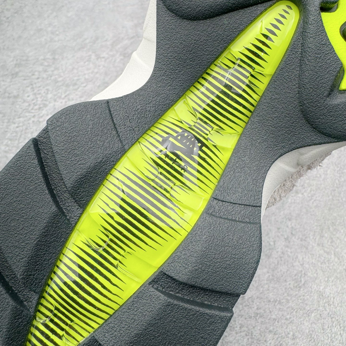 图片[21]-＃KZ神版 NK Air Max 95 OG 舒适百搭耐磨低帮气垫休闲跑步鞋 黑灰绿 HM4738-001 亲自操刀耗时半年开发 重金购买全套印尼原厂纸板楦头开发 2025官方主推系列 致敬诞生30周年的传奇鞋型 Air Max 95 系列再度重磅复刻归来 以全新配色续写光辉历史 更以现代手法重塑经典 将复古风格与前沿科技完美融合 一比一鞋头弧度高度鞋身弧度 东莞原厂模具大底 一码一模 原厂高韧性Tpu 独家供应45.5 48.5 原厂特供同批次皮料与Zp零色差 原厂特供内外标均可过绿X扫描认证 独家原装Big Bubble气垫 气垫体积更大 提供更强的缓震性能和回弹性 进口玻璃冲刀皮料裁剪零毛边 电脑针车工艺 鞋面不留荧光细节 平台可冲 超高鞋面清洁度 最高QC检验标准 控制溢胶瑕疵 每一双都是工艺品 实拍调校N版已经零色差零失真 百分百还原实物色彩所见即所得 不存在货不对板色差等低级问题 选购参考实物拍摄 不混卖不参货 只用心做好货严格选品 承诺混一赔十 尺码：35.5 36 36.5 37.5 38 38.5 39 40 40.5 41 42 42.5 43 44 44.5 45 45.5 46 47.5 48.5-选品中心