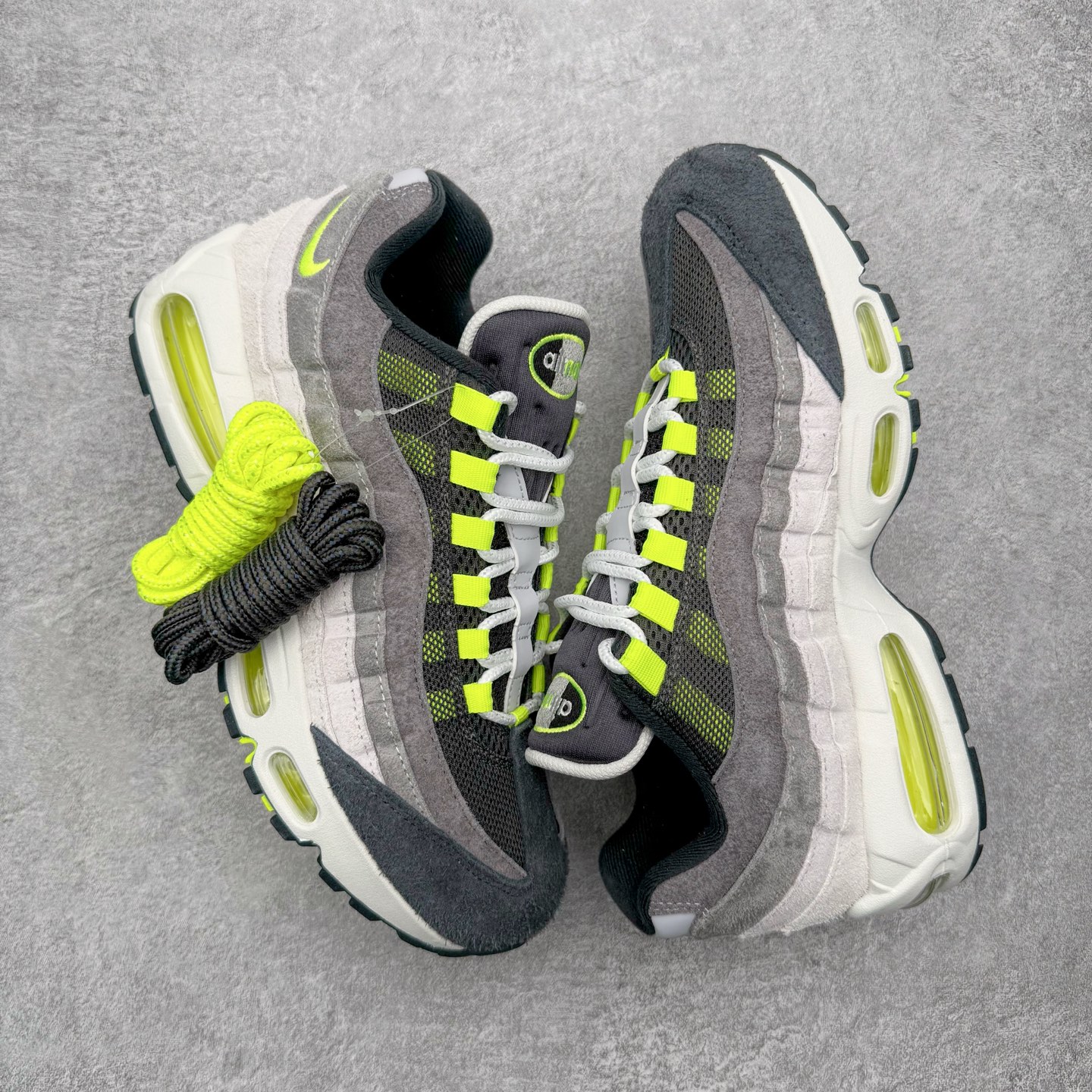 图片[3]-＃KZ神版 NK Air Max 95 OG 舒适百搭耐磨低帮气垫休闲跑步鞋 黑灰绿 HM4738-001 亲自操刀耗时半年开发 重金购买全套印尼原厂纸板楦头开发 2025官方主推系列 致敬诞生30周年的传奇鞋型 Air Max 95 系列再度重磅复刻归来 以全新配色续写光辉历史 更以现代手法重塑经典 将复古风格与前沿科技完美融合 一比一鞋头弧度高度鞋身弧度 东莞原厂模具大底 一码一模 原厂高韧性Tpu 独家供应45.5 48.5 原厂特供同批次皮料与Zp零色差 原厂特供内外标均可过绿X扫描认证 独家原装Big Bubble气垫 气垫体积更大 提供更强的缓震性能和回弹性 进口玻璃冲刀皮料裁剪零毛边 电脑针车工艺 鞋面不留荧光细节 平台可冲 超高鞋面清洁度 最高QC检验标准 控制溢胶瑕疵 每一双都是工艺品 实拍调校N版已经零色差零失真 百分百还原实物色彩所见即所得 不存在货不对板色差等低级问题 选购参考实物拍摄 不混卖不参货 只用心做好货严格选品 承诺混一赔十 尺码：35.5 36 36.5 37.5 38 38.5 39 40 40.5 41 42 42.5 43 44 44.5 45 45.5 46 47.5 48.5-选品中心
