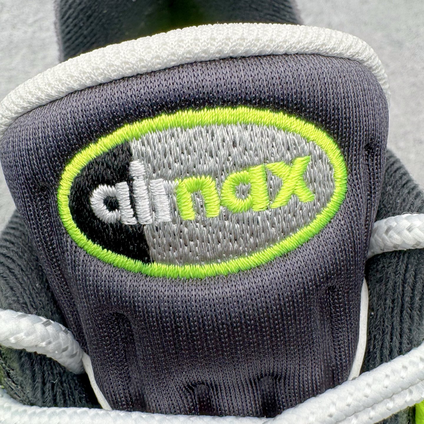 图片[14]-＃KZ神版 NK Air Max 95 OG 舒适百搭耐磨低帮气垫休闲跑步鞋 黑灰绿 HM4738-001 亲自操刀耗时半年开发 重金购买全套印尼原厂纸板楦头开发 2025官方主推系列 致敬诞生30周年的传奇鞋型 Air Max 95 系列再度重磅复刻归来 以全新配色续写光辉历史 更以现代手法重塑经典 将复古风格与前沿科技完美融合 一比一鞋头弧度高度鞋身弧度 东莞原厂模具大底 一码一模 原厂高韧性Tpu 独家供应45.5 48.5 原厂特供同批次皮料与Zp零色差 原厂特供内外标均可过绿X扫描认证 独家原装Big Bubble气垫 气垫体积更大 提供更强的缓震性能和回弹性 进口玻璃冲刀皮料裁剪零毛边 电脑针车工艺 鞋面不留荧光细节 平台可冲 超高鞋面清洁度 最高QC检验标准 控制溢胶瑕疵 每一双都是工艺品 实拍调校N版已经零色差零失真 百分百还原实物色彩所见即所得 不存在货不对板色差等低级问题 选购参考实物拍摄 不混卖不参货 只用心做好货严格选品 承诺混一赔十 尺码：35.5 36 36.5 37.5 38 38.5 39 40 40.5 41 42 42.5 43 44 44.5 45 45.5 46 47.5 48.5-选品中心