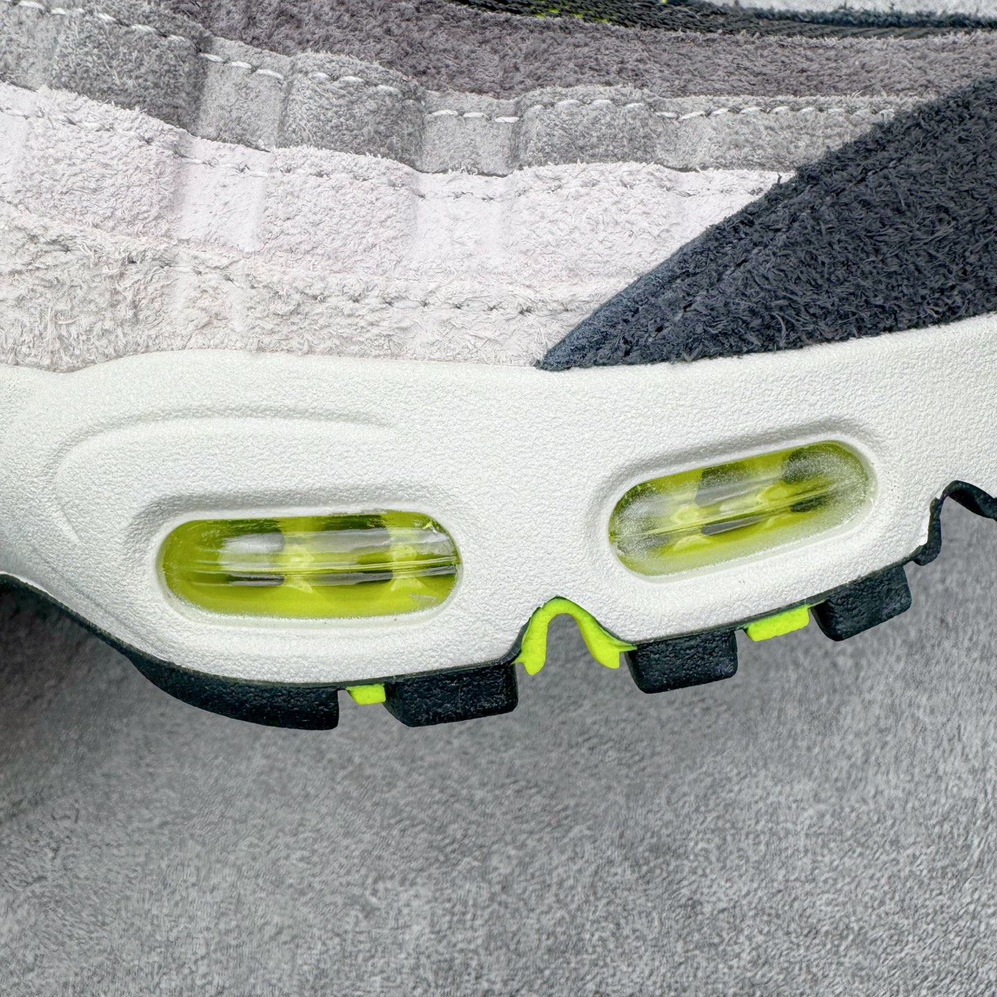 图片[17]-＃KZ神版 NK Air Max 95 OG 舒适百搭耐磨低帮气垫休闲跑步鞋 黑灰绿 HM4738-001 亲自操刀耗时半年开发 重金购买全套印尼原厂纸板楦头开发 2025官方主推系列 致敬诞生30周年的传奇鞋型 Air Max 95 系列再度重磅复刻归来 以全新配色续写光辉历史 更以现代手法重塑经典 将复古风格与前沿科技完美融合 一比一鞋头弧度高度鞋身弧度 东莞原厂模具大底 一码一模 原厂高韧性Tpu 独家供应45.5 48.5 原厂特供同批次皮料与Zp零色差 原厂特供内外标均可过绿X扫描认证 独家原装Big Bubble气垫 气垫体积更大 提供更强的缓震性能和回弹性 进口玻璃冲刀皮料裁剪零毛边 电脑针车工艺 鞋面不留荧光细节 平台可冲 超高鞋面清洁度 最高QC检验标准 控制溢胶瑕疵 每一双都是工艺品 实拍调校N版已经零色差零失真 百分百还原实物色彩所见即所得 不存在货不对板色差等低级问题 选购参考实物拍摄 不混卖不参货 只用心做好货严格选品 承诺混一赔十 尺码：35.5 36 36.5 37.5 38 38.5 39 40 40.5 41 42 42.5 43 44 44.5 45 45.5 46 47.5 48.5-选品中心