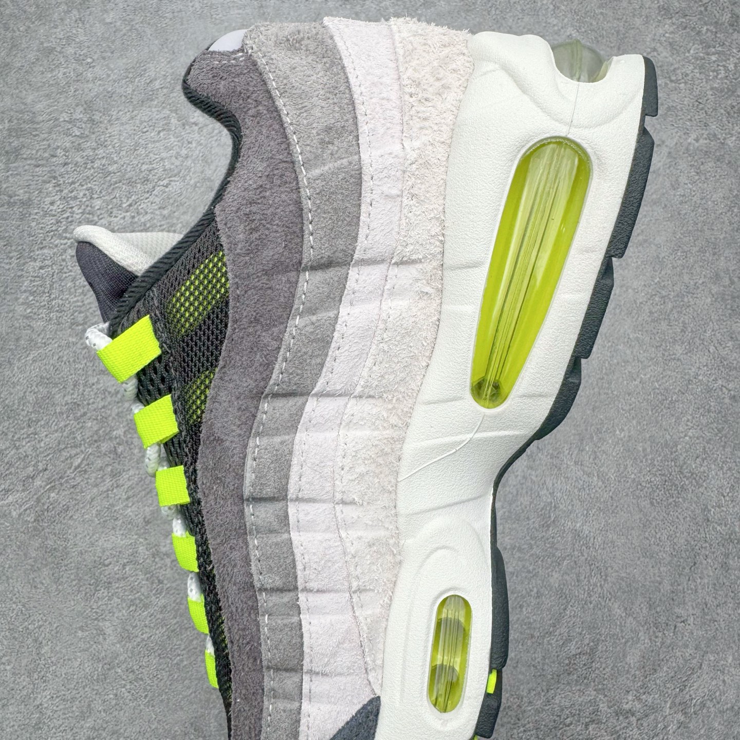 图片[7]-＃KZ神版 NK Air Max 95 OG 舒适百搭耐磨低帮气垫休闲跑步鞋 黑灰绿 HM4738-001 亲自操刀耗时半年开发 重金购买全套印尼原厂纸板楦头开发 2025官方主推系列 致敬诞生30周年的传奇鞋型 Air Max 95 系列再度重磅复刻归来 以全新配色续写光辉历史 更以现代手法重塑经典 将复古风格与前沿科技完美融合 一比一鞋头弧度高度鞋身弧度 东莞原厂模具大底 一码一模 原厂高韧性Tpu 独家供应45.5 48.5 原厂特供同批次皮料与Zp零色差 原厂特供内外标均可过绿X扫描认证 独家原装Big Bubble气垫 气垫体积更大 提供更强的缓震性能和回弹性 进口玻璃冲刀皮料裁剪零毛边 电脑针车工艺 鞋面不留荧光细节 平台可冲 超高鞋面清洁度 最高QC检验标准 控制溢胶瑕疵 每一双都是工艺品 实拍调校N版已经零色差零失真 百分百还原实物色彩所见即所得 不存在货不对板色差等低级问题 选购参考实物拍摄 不混卖不参货 只用心做好货严格选品 承诺混一赔十 尺码：35.5 36 36.5 37.5 38 38.5 39 40 40.5 41 42 42.5 43 44 44.5 45 45.5 46 47.5 48.5-选品中心