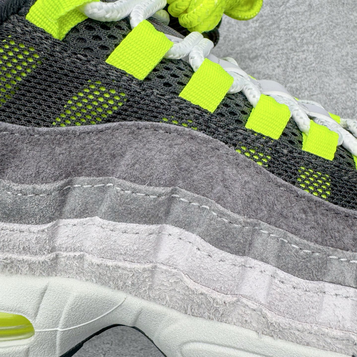 图片[18]-＃KZ神版 NK Air Max 95 OG 舒适百搭耐磨低帮气垫休闲跑步鞋 黑灰绿 HM4738-001 亲自操刀耗时半年开发 重金购买全套印尼原厂纸板楦头开发 2025官方主推系列 致敬诞生30周年的传奇鞋型 Air Max 95 系列再度重磅复刻归来 以全新配色续写光辉历史 更以现代手法重塑经典 将复古风格与前沿科技完美融合 一比一鞋头弧度高度鞋身弧度 东莞原厂模具大底 一码一模 原厂高韧性Tpu 独家供应45.5 48.5 原厂特供同批次皮料与Zp零色差 原厂特供内外标均可过绿X扫描认证 独家原装Big Bubble气垫 气垫体积更大 提供更强的缓震性能和回弹性 进口玻璃冲刀皮料裁剪零毛边 电脑针车工艺 鞋面不留荧光细节 平台可冲 超高鞋面清洁度 最高QC检验标准 控制溢胶瑕疵 每一双都是工艺品 实拍调校N版已经零色差零失真 百分百还原实物色彩所见即所得 不存在货不对板色差等低级问题 选购参考实物拍摄 不混卖不参货 只用心做好货严格选品 承诺混一赔十 尺码：35.5 36 36.5 37.5 38 38.5 39 40 40.5 41 42 42.5 43 44 44.5 45 45.5 46 47.5 48.5-选品中心